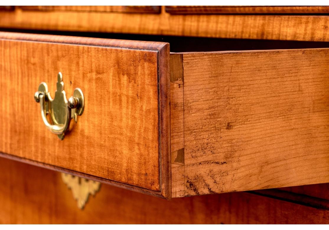 Eldred Wheeler Tiger Maple Bonnet Top High Boy In Zwei Teilen im Zustand „Gut“ im Angebot in Bridgeport, CT