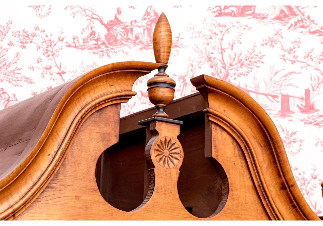 Eldred Wheeler Tiger Maple Bonnet Top High Boy In Zwei Teilen (20. Jahrhundert) im Angebot