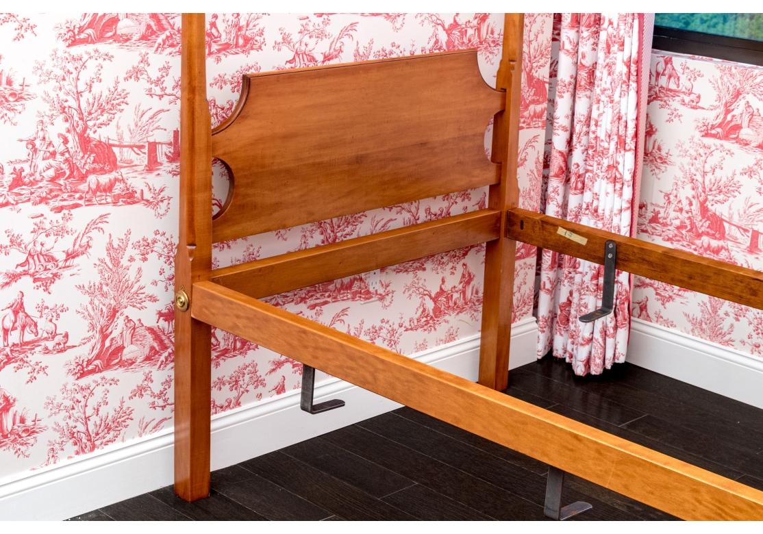Cama gemela con dosel de arce tigre Eldred Wheeler nº 1 siglo XX en venta