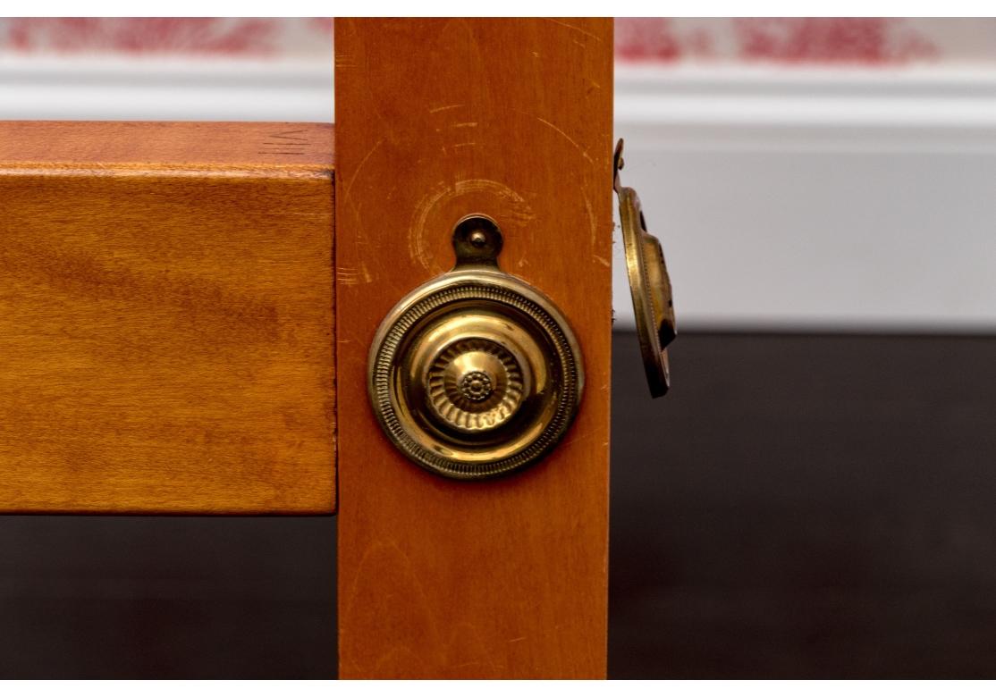 Cama doble con dosel de Eldred Wheeler, famoso fabricante de reproducciones artesanales de muebles americanos del siglo XVIII y conocido por su artesanía de alta calidad y el uso de maderas selectas como este arce tigre.
La cama consta de cabecero,