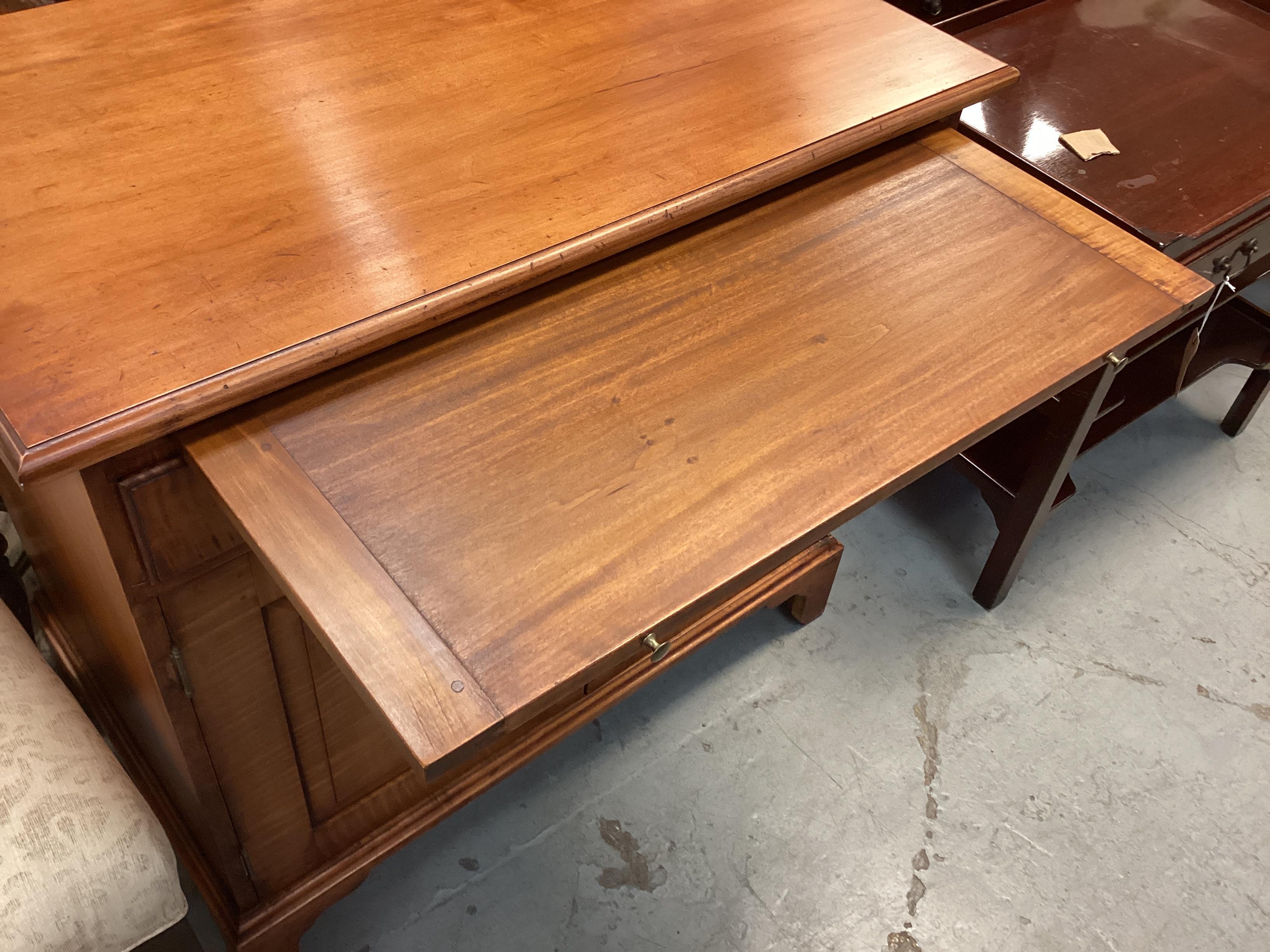 Eldred Wheeler Tiger Maple Chippendale Style Server For Sale 7