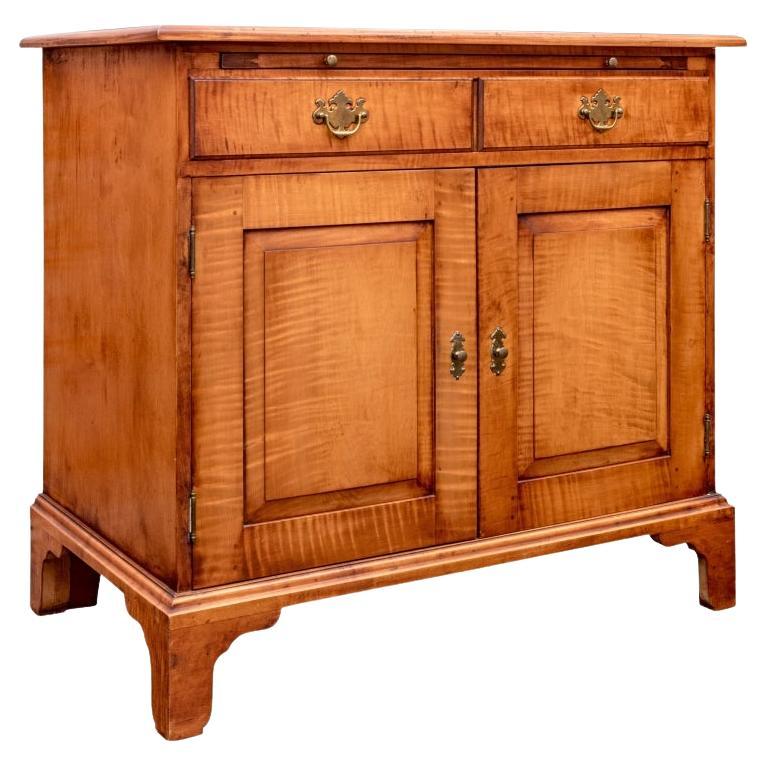 Servidor estilo Chippendale de arce tigre Eldred Wheeler