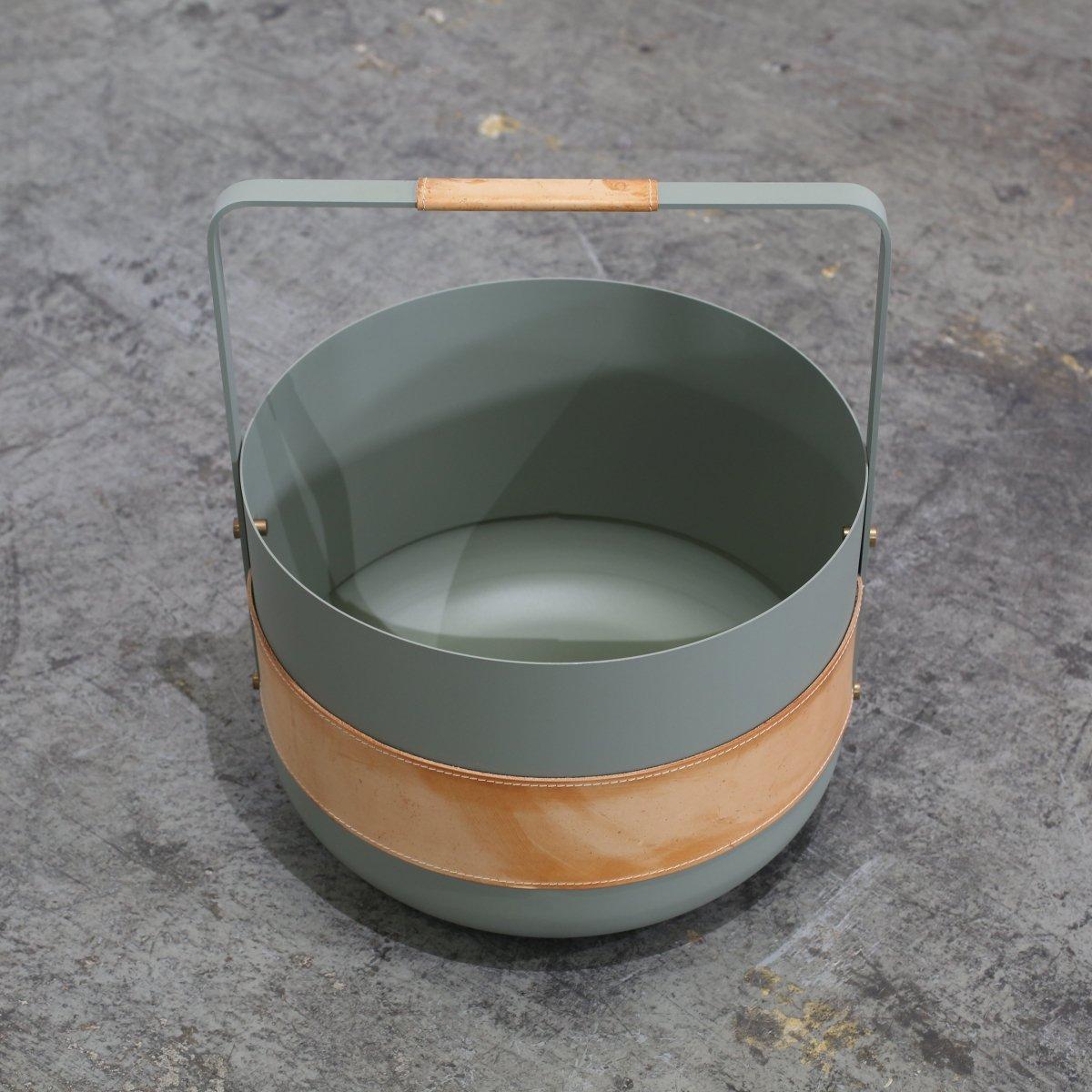 Der von Emma Olbers entworfene Eldvarm Emma Basket ist von einer minimalistischen Ästhetik inspiriert und bietet eine stilvolle Lösung für die Aufbewahrung. Der Korpus aus massivem, pulverbeschichtetem Stahl ist in einem raffinierten Taupe-Ton