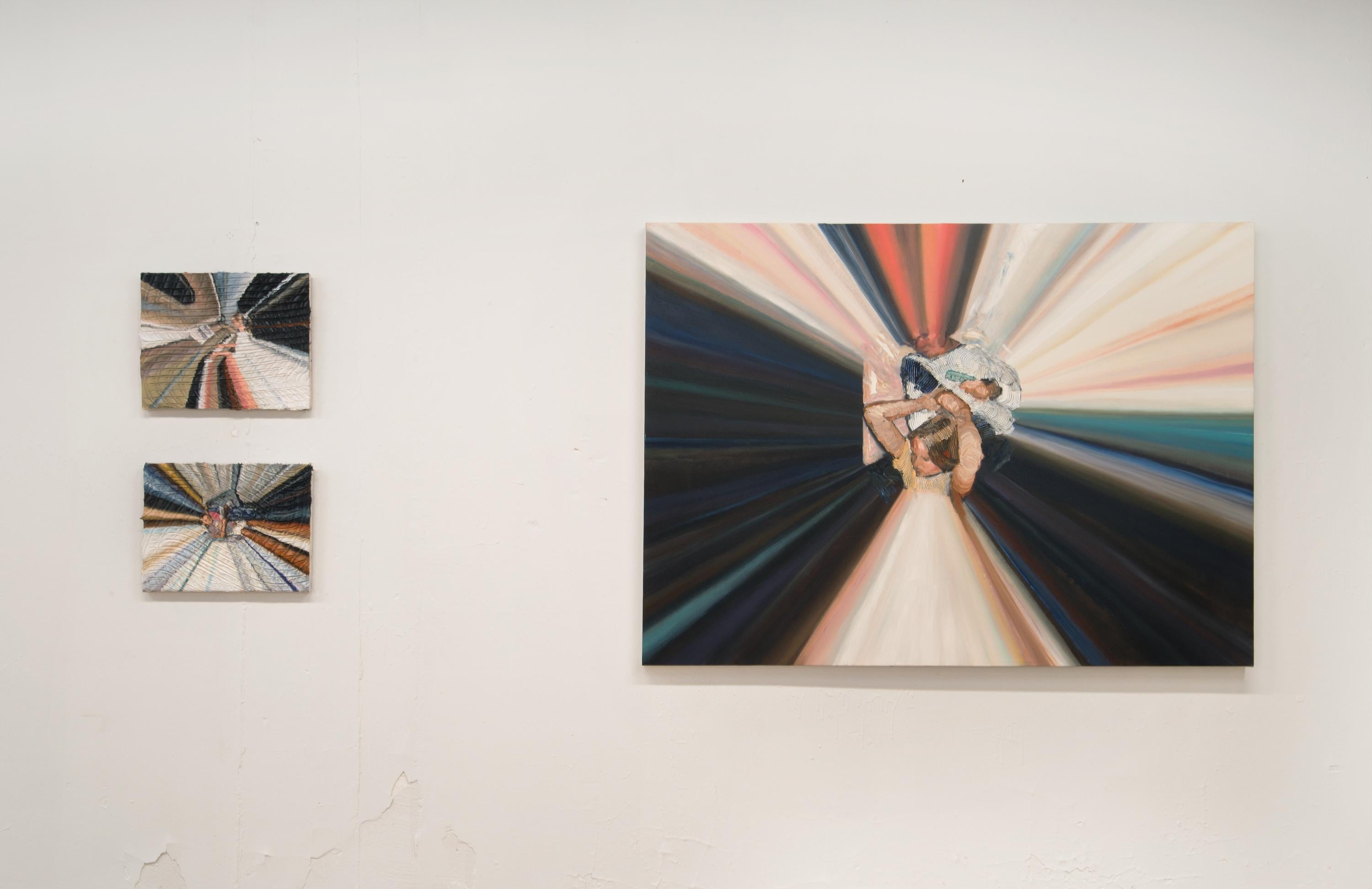 CLAIRE AL PIANO è un dipinto a olio su tela di Eleanor Aldrich realizzato nel 2022. Questo pezzo utilizza uno spesso calafataggio sopra la tela come sottofondo, aggiungendo una texture lineare. Il soggetto del dipinto è una giovane ragazza seduta al
