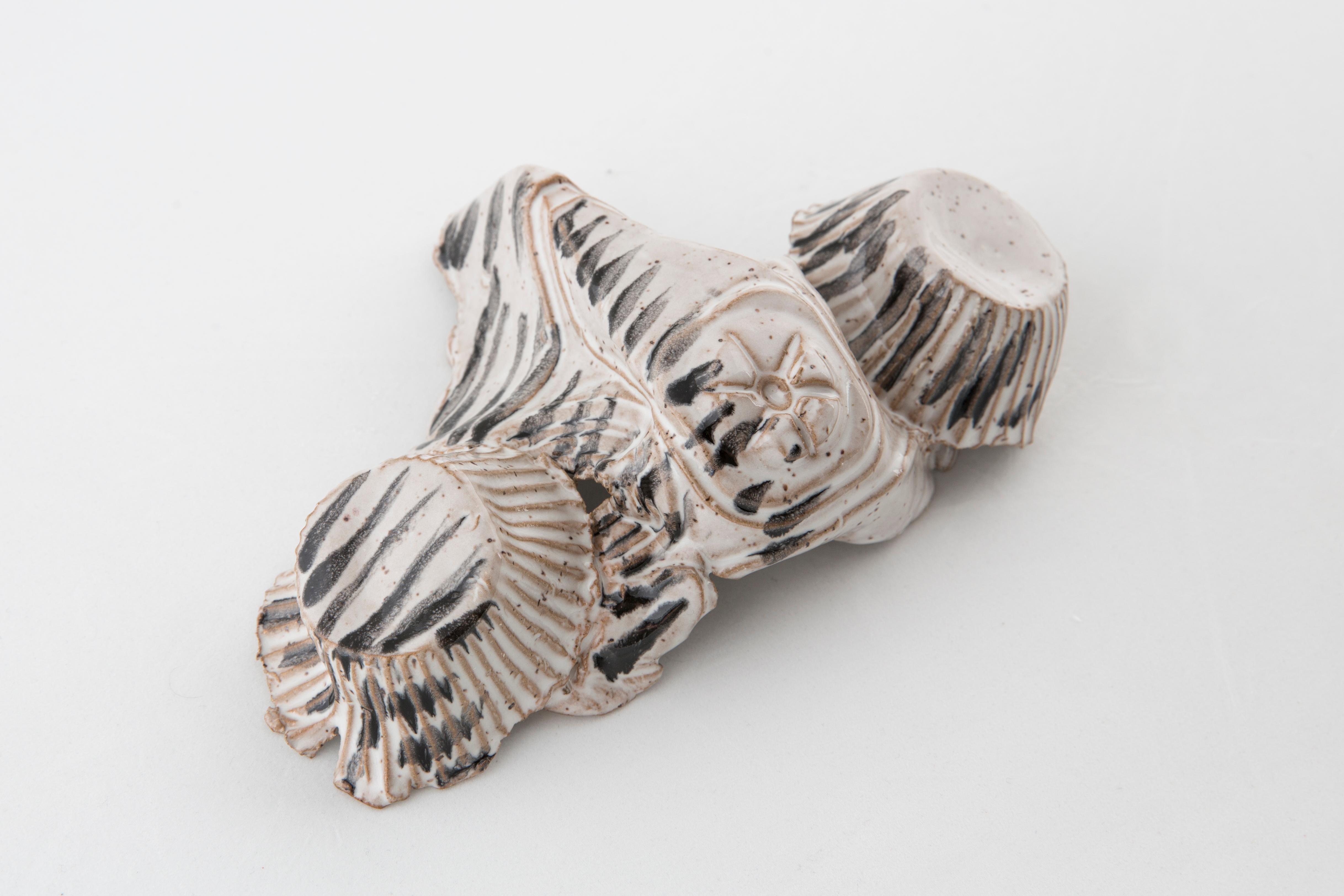 MÁSCARA CERÁMICA (Blanca con rayas) -  5,5 x 6,5 - Cerámica, esmalte blanco y negro - Sculpture Contemporáneo de Eleanor Aldrich