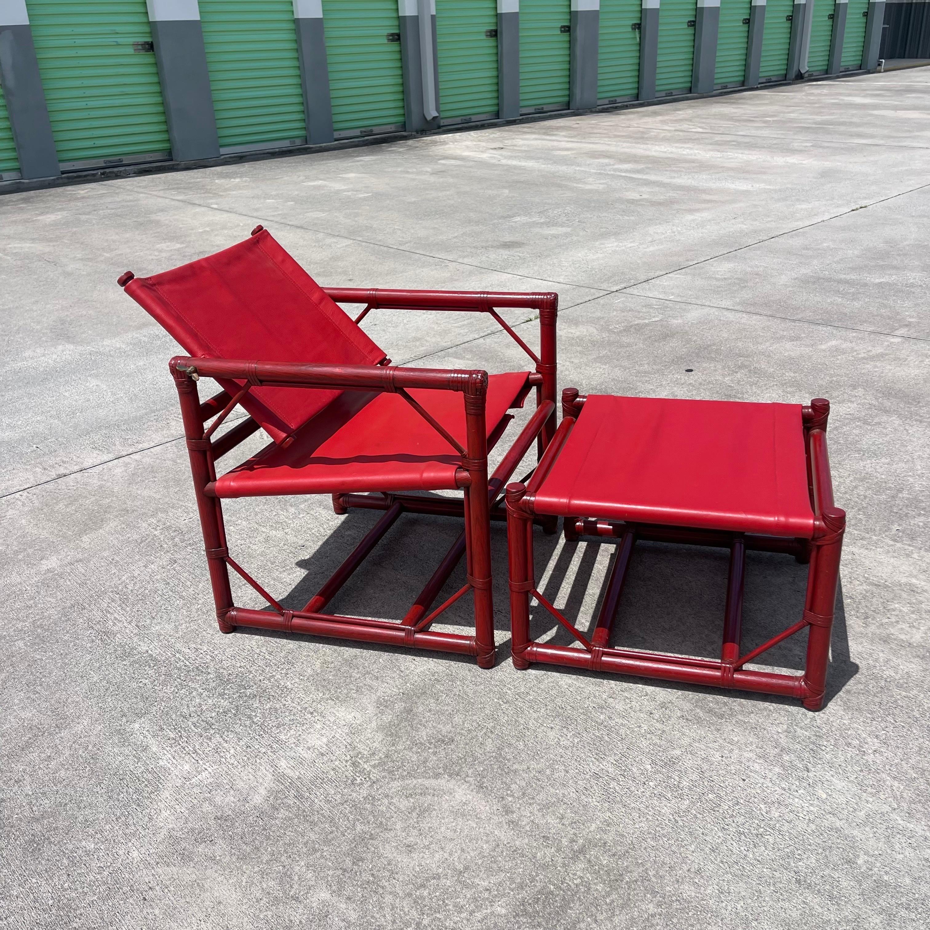 Fabelhafte Neuauflage eines frühen McGuire-Modells: der Officer's Chair. Dieses besondere Exemplar ist ganz in Rot gehalten, vom roten Rattanrahmen bis zum geschmeidigen roten Leder.

Die aufgeführten Maße beinhalten den Ottoman. Nachfolgend finden