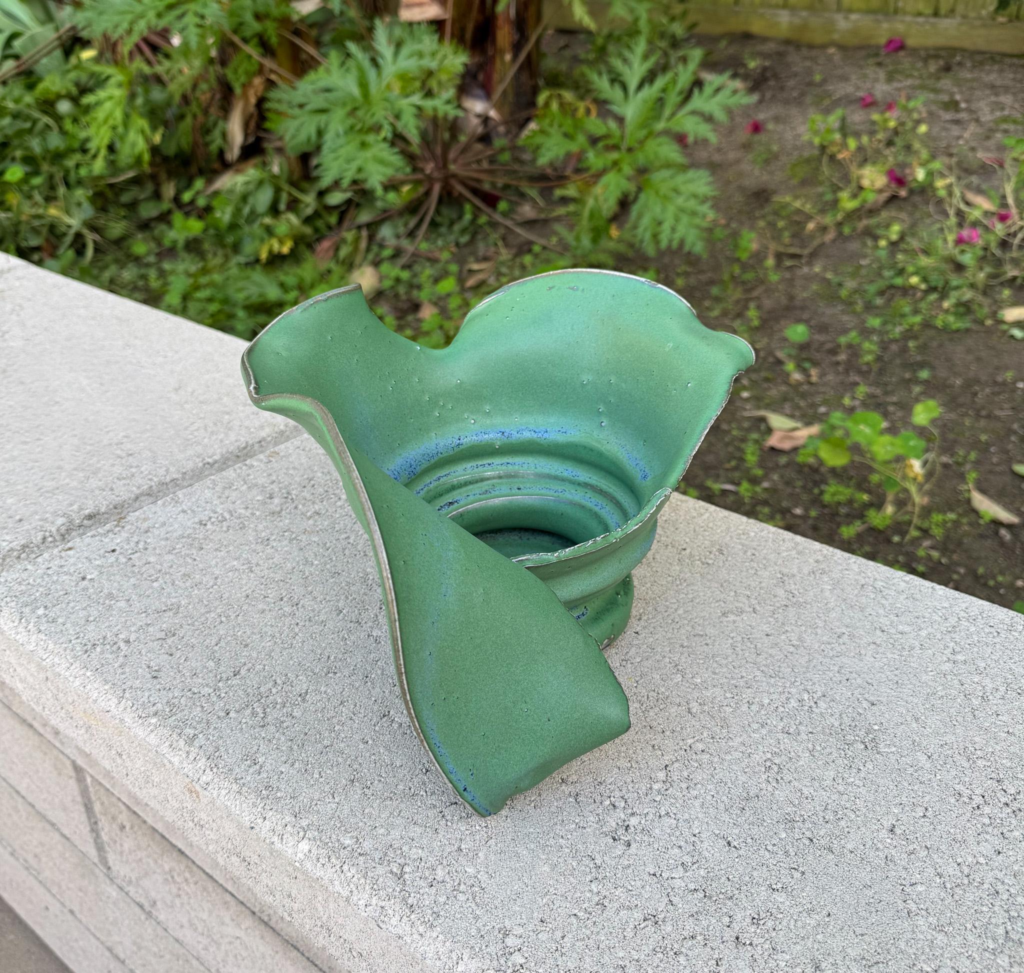 Vaso scultoreo moderno in ceramica di Eleanor Myers, Oregon, anni '90 in vendita 7