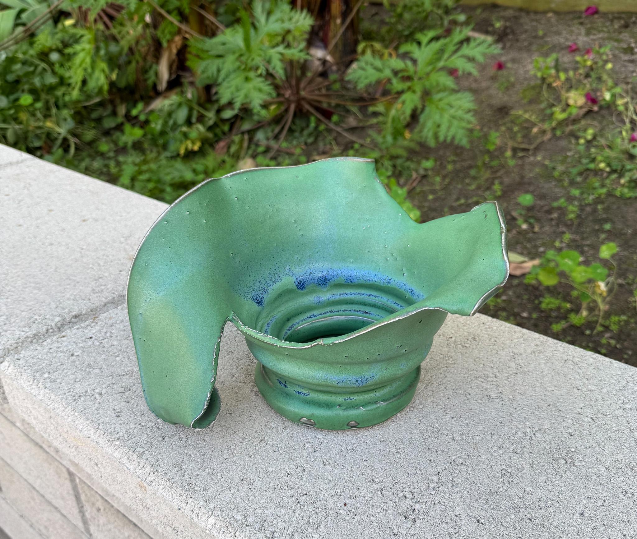 Smaltato Vaso scultoreo moderno in ceramica di Eleanor Myers, Oregon, anni '90 in vendita