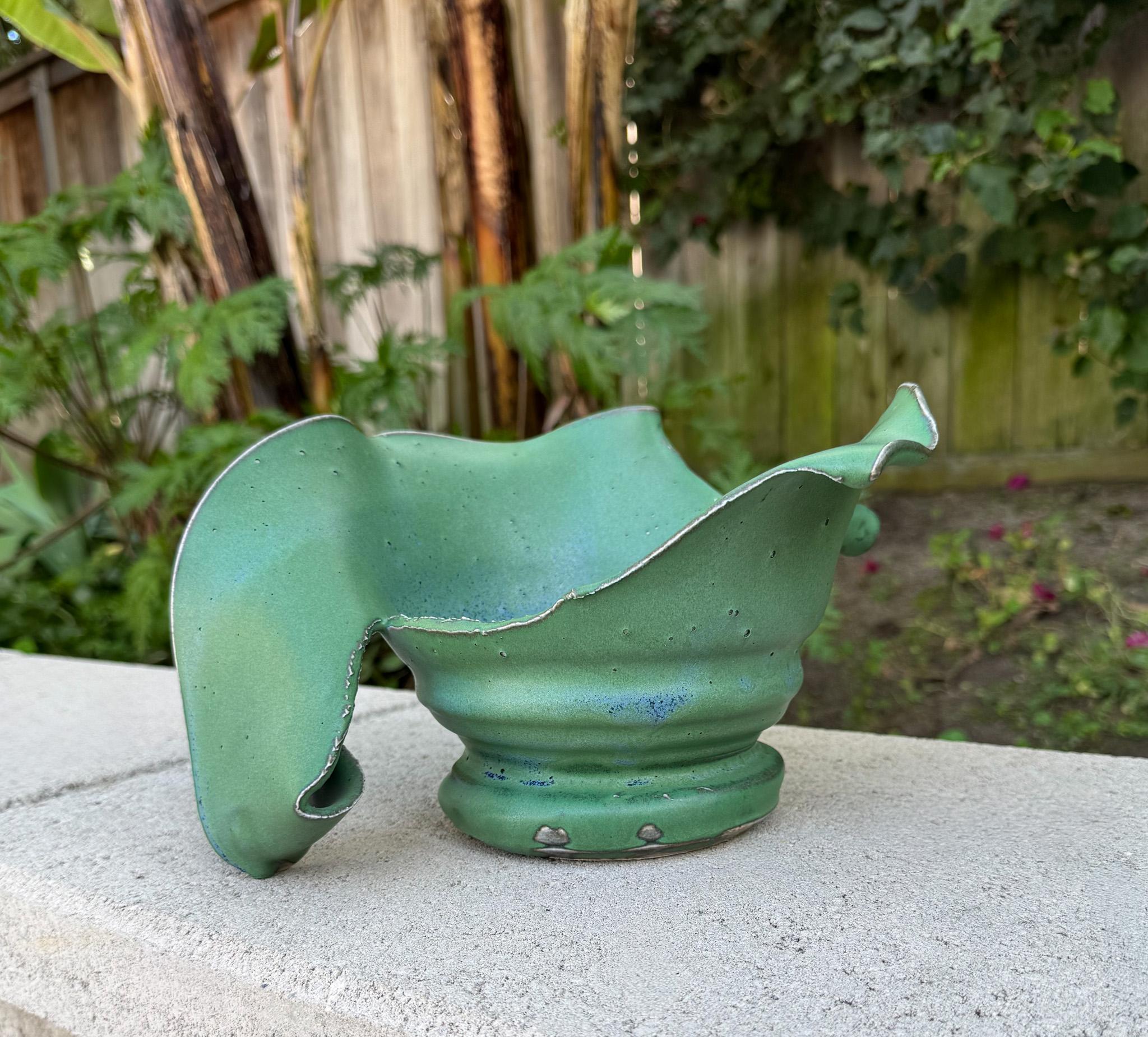Vaso scultoreo moderno in ceramica di Eleanor Myers, Oregon, anni '90 In condizioni buone in vendita a San Juan Capistrano, CA