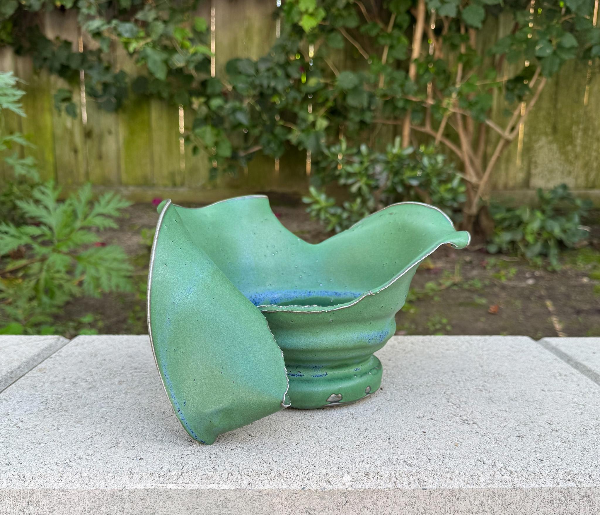 Ceramica Vaso scultoreo moderno in ceramica di Eleanor Myers, Oregon, anni '90 in vendita