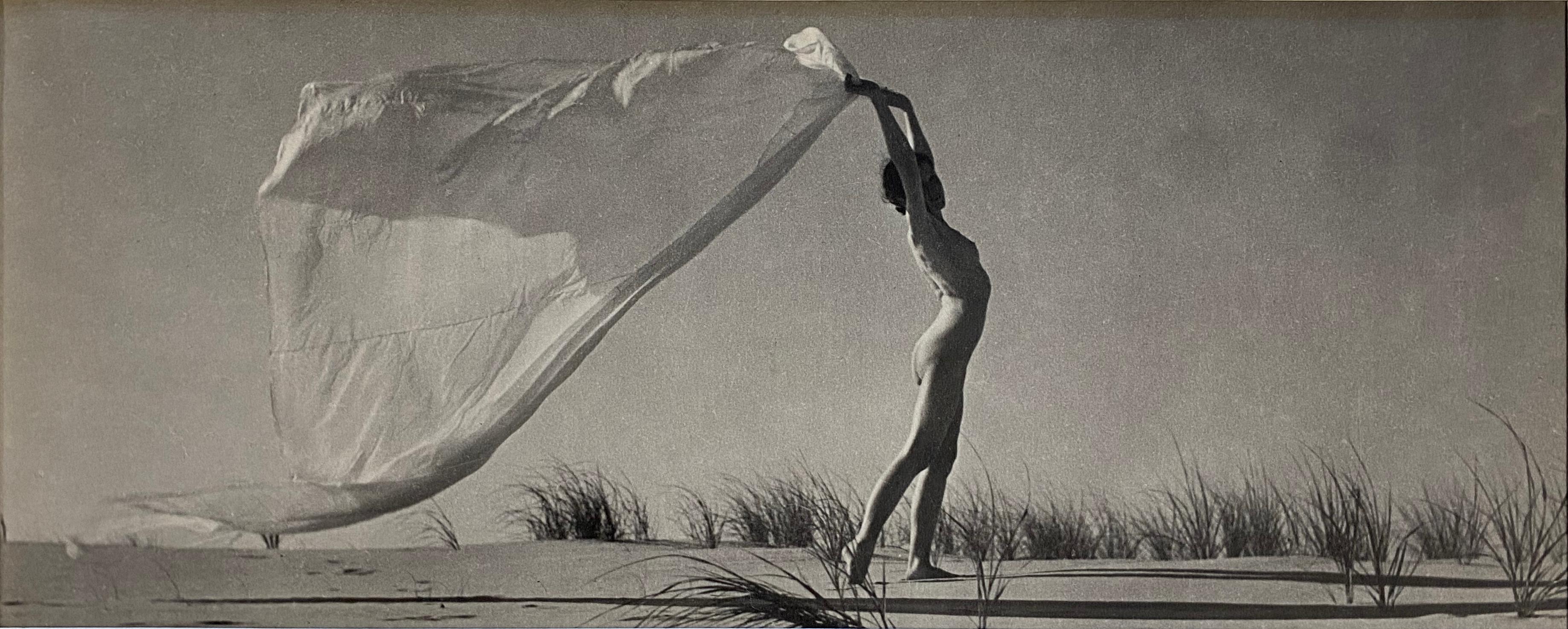 Dekorativer Akt-Fries am Strand (Amerikanische Moderne), Photograph, von Eleanor Parke Custis