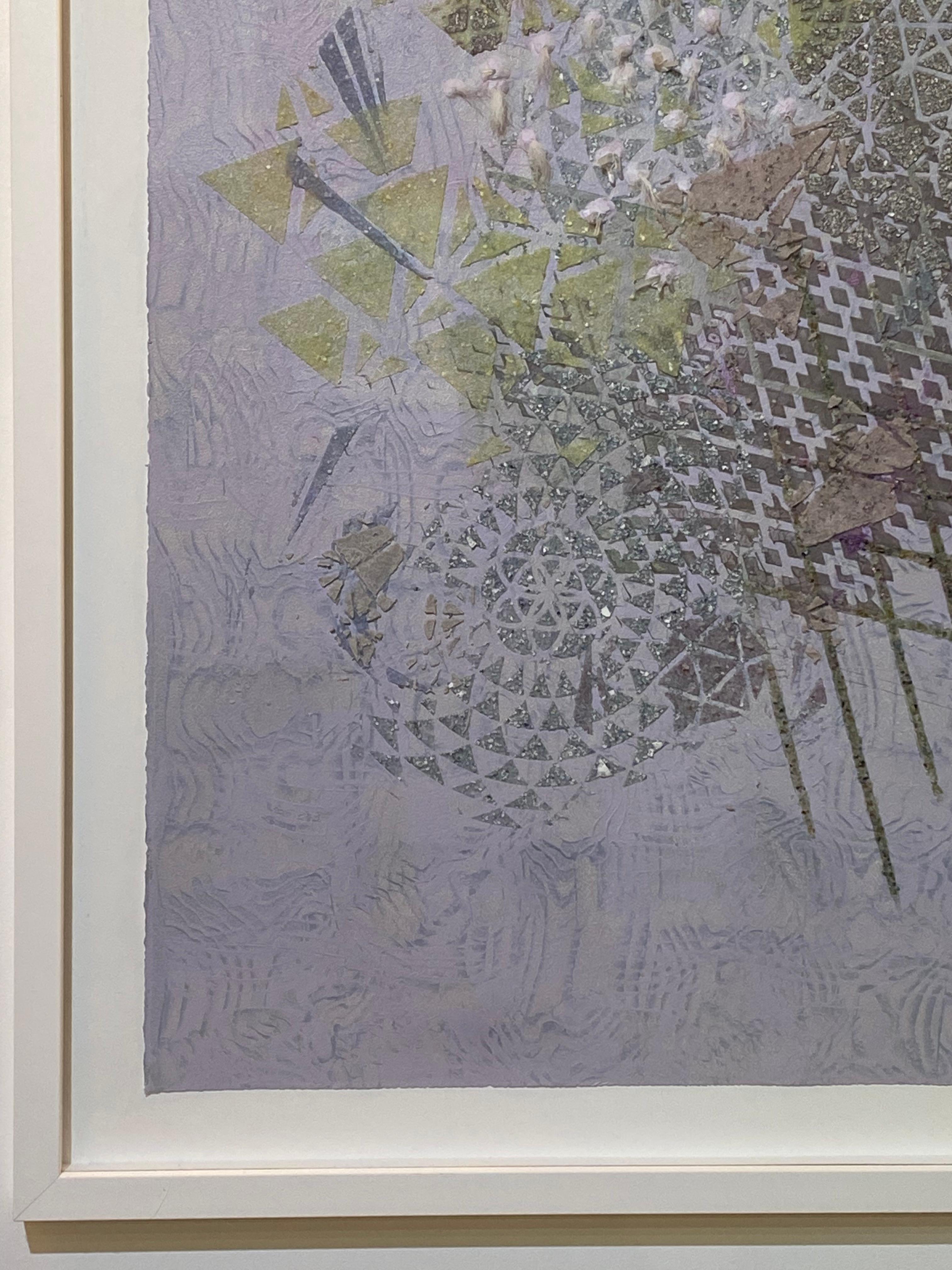 In quest'opera d'arte contemporanea, l'opale e l'acquamarina schiacciati in azzurro con pigmento secco e cenere di Wood vengono fatti aderire con un mezzo polimerico per creare un motivo geometrico a strati su carta dipinta verde chiaro e grigio. I