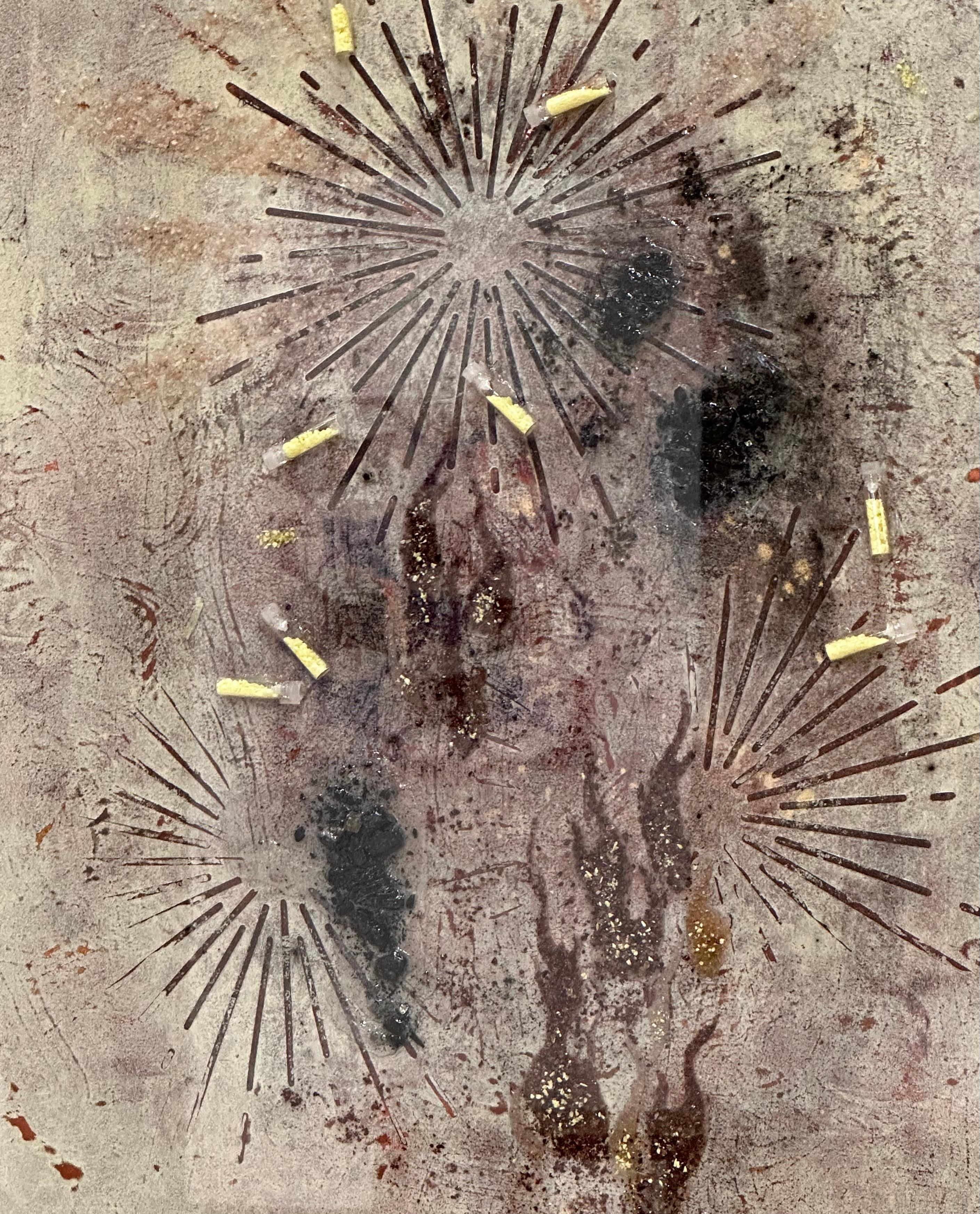 Des matériaux non traditionnels soigneusement appliqués, notamment du soufre jaune clair dans des flacons en verre, des cendres de bois et des minéraux précieux broyés tels que la pierre de soleil, l'œil de tigre rouge, la roche volcanique, la