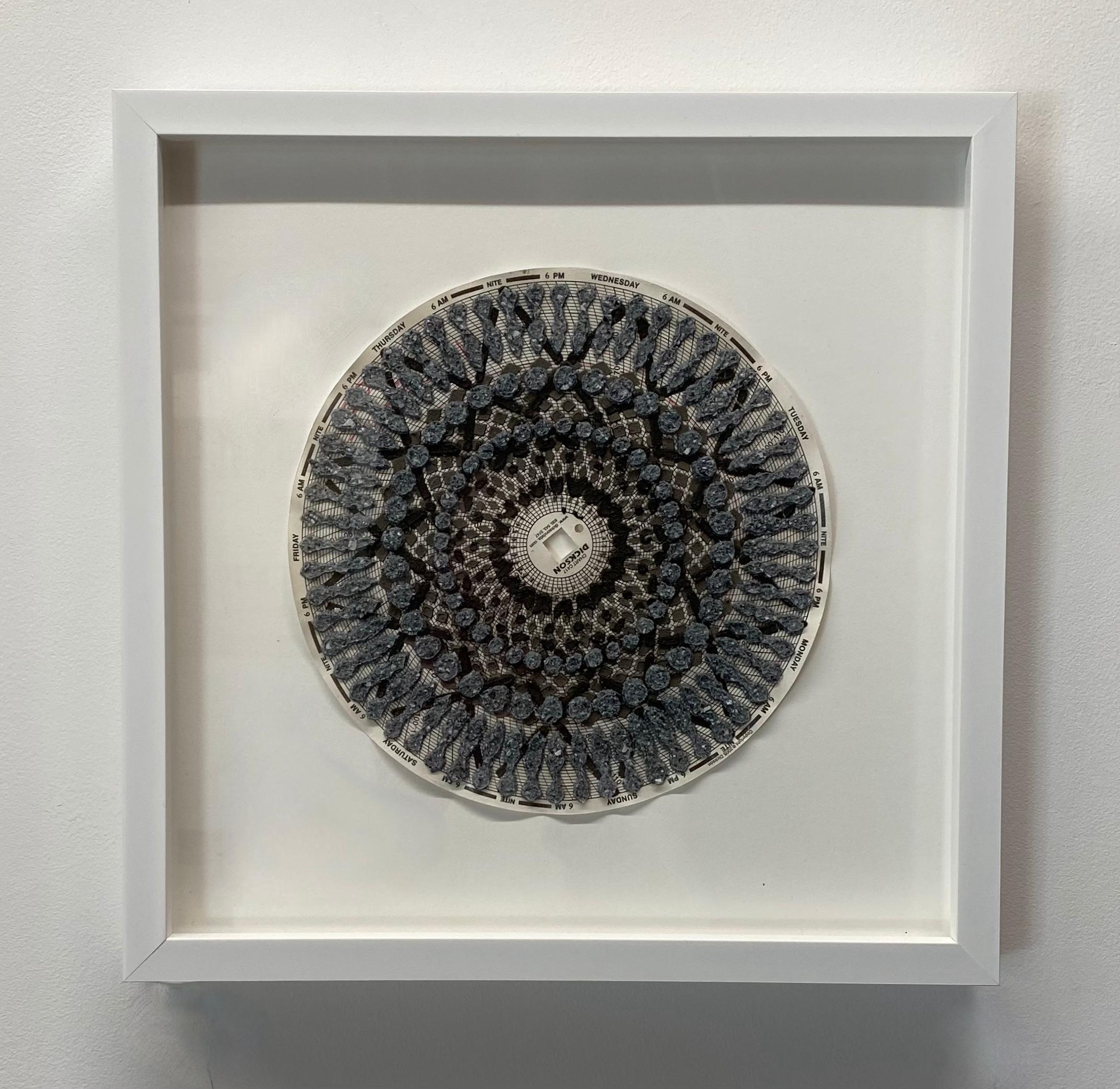 Gráfico Mandala Uno - Gris Azul Carbón Cáscara de Huevo Círculo Moteado, 2018 - Mixed Media Art Contemporáneo de Eleanor White
