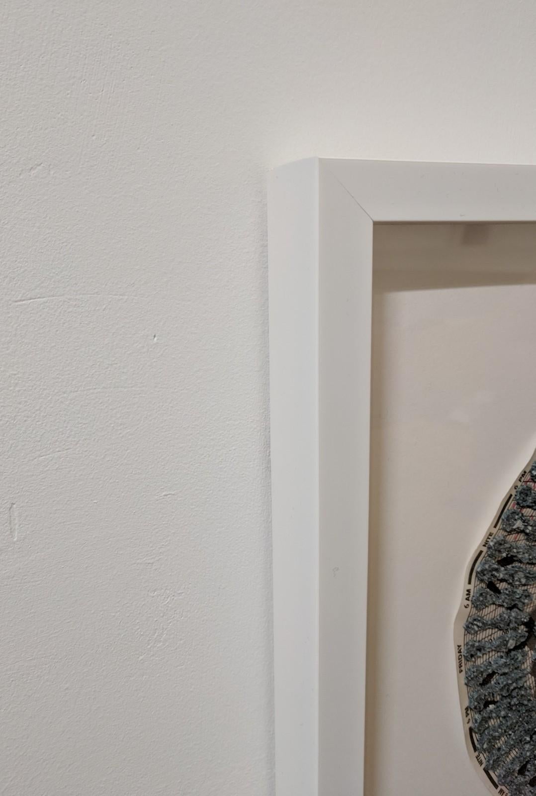 Dans ce mandala mixte contemporain, des couches soigneusement appliquées de cendre de bois, de coquille d'œuf de poule, de coquille d'œuf d'émeu et de médium polymère sur du papier hygrothermographe créent une texture de surface aux motifs complexes