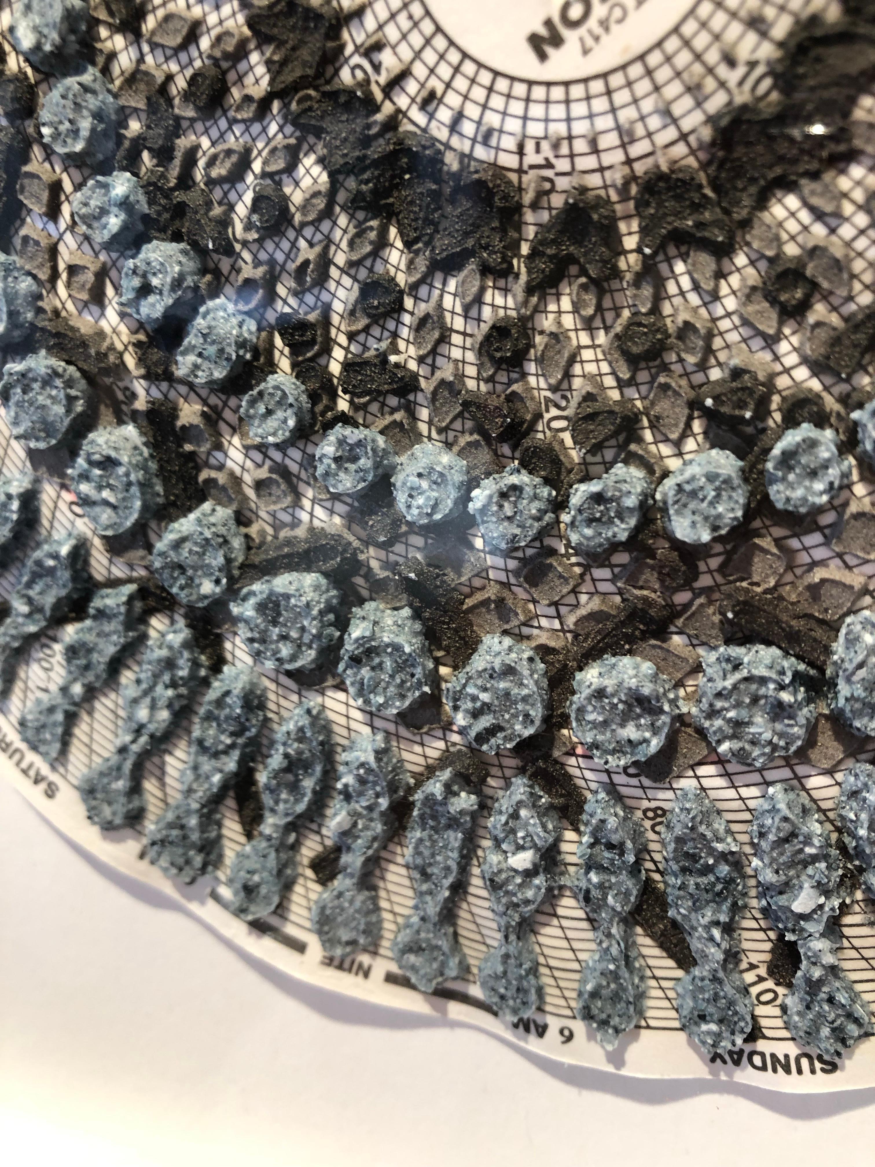 Graph Mandala One - Technique mixte cercle à motifs gris, bleu anthracite texturé en vente 3