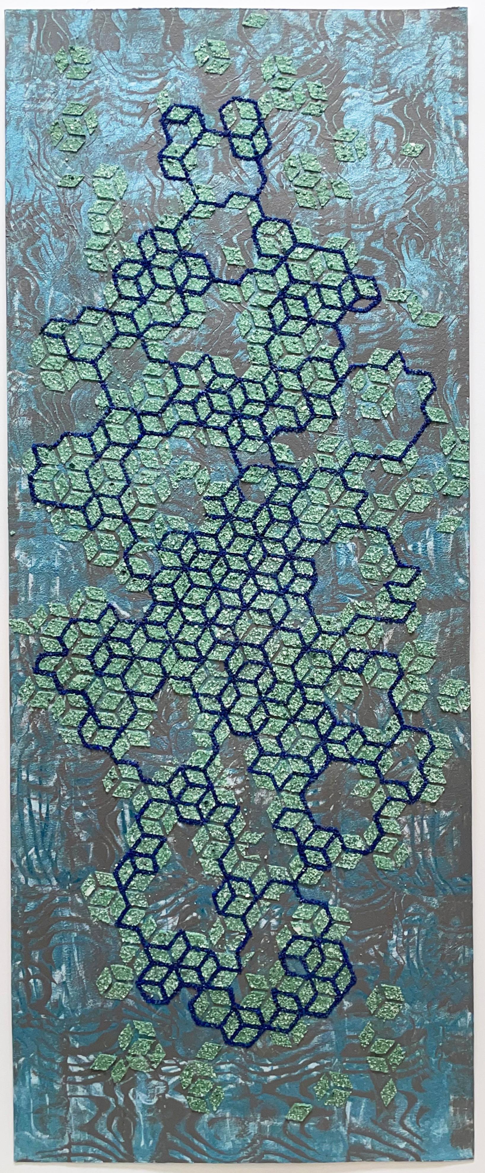 Lapislazuli – blau-grün-graues Mineralkristall mit geometrischem Muster, 2021 – Mixed Media Art von Eleanor White