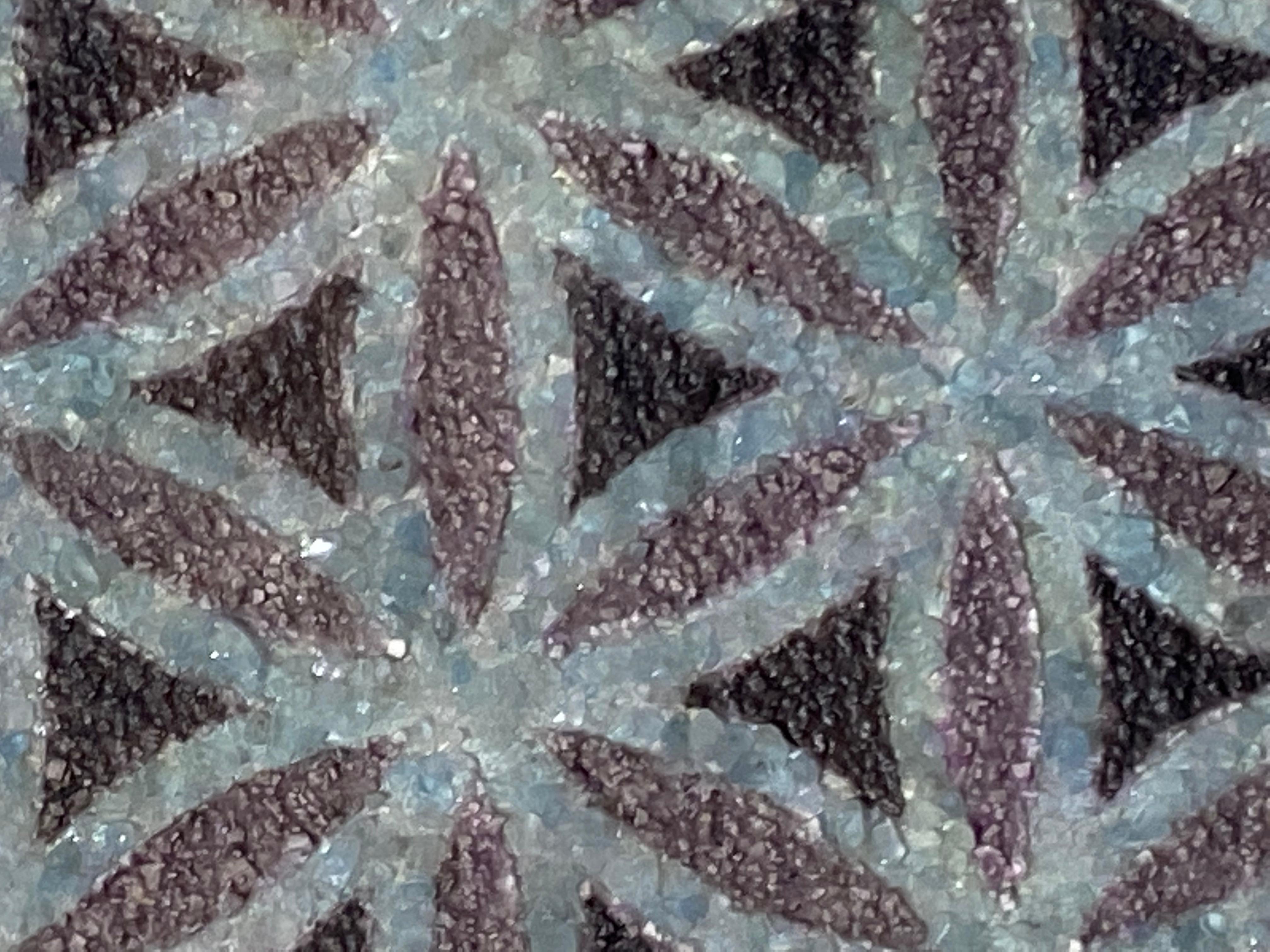 Schichten von nicht-traditionellen Materialien verleihen diesem zeitgenössischen geometrischen abstrakten Werk auf Papier von Eleanor White Textur. Zerkleinerter Opal und Aquamarin in Hellblau mit Trockenpigment und Holzasche werden mit