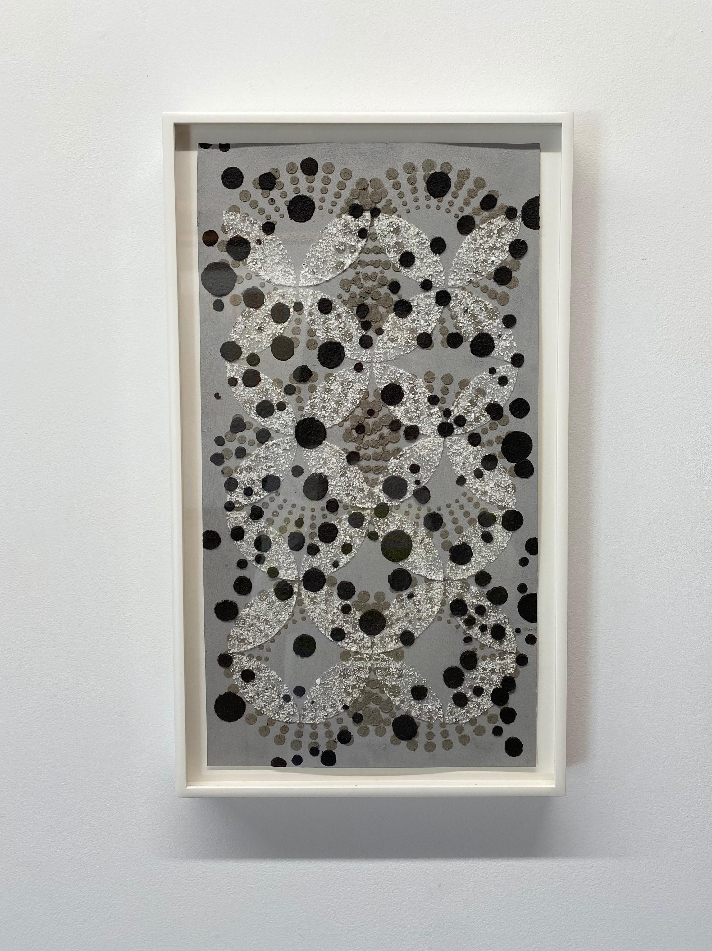 Senza titolo Dot Dot Dot neri su due motivi - Tecnica mista Guscio d'uovo Cenere Nero Grigio, 2017 - Mixed Media Art Contemporaneo di Eleanor White