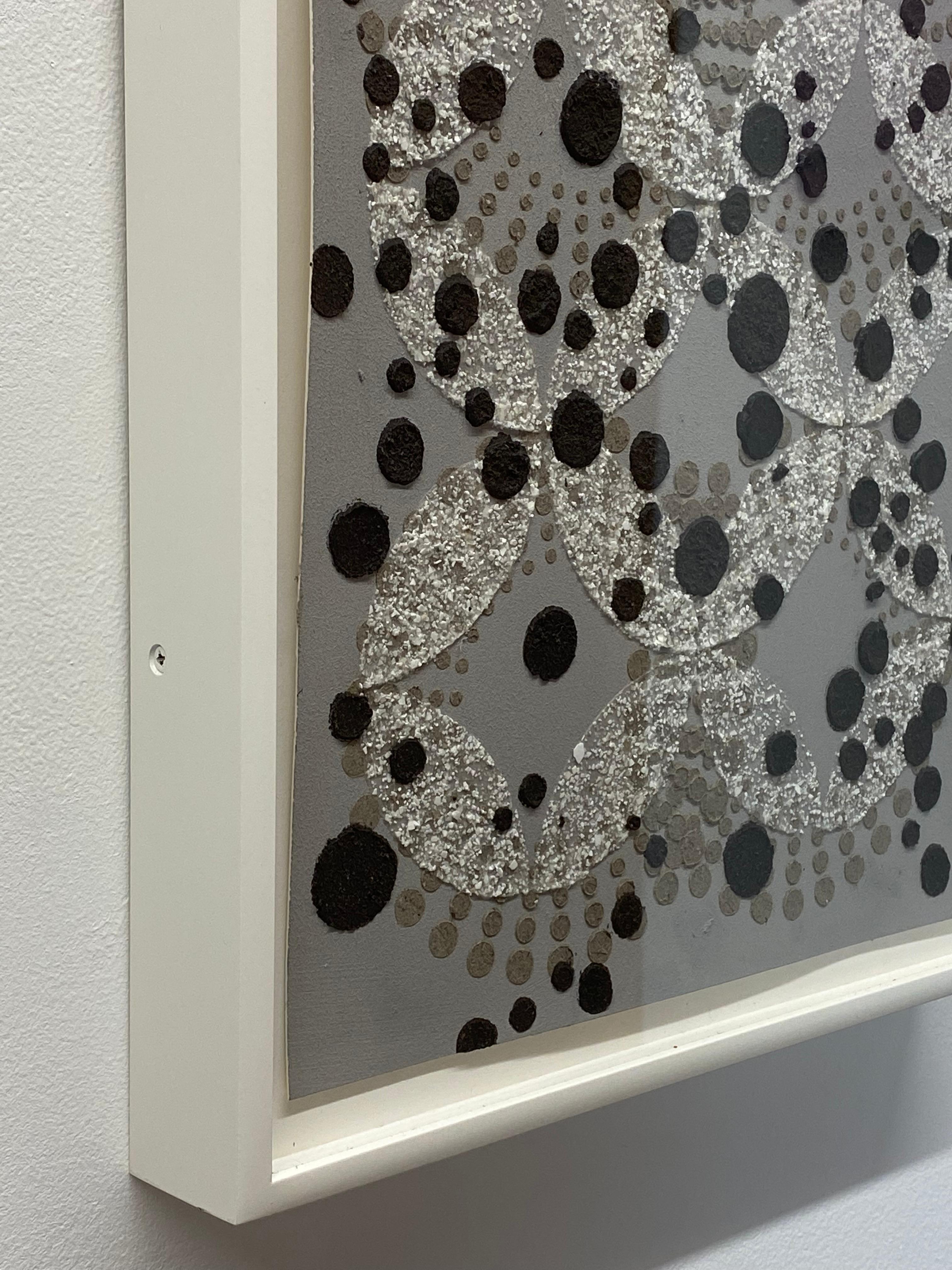 Senza titolo Dot Dot Dot neri su due motivi - Tecnica mista Guscio d'uovo Cenere Nero Grigio, 2017 in vendita 1