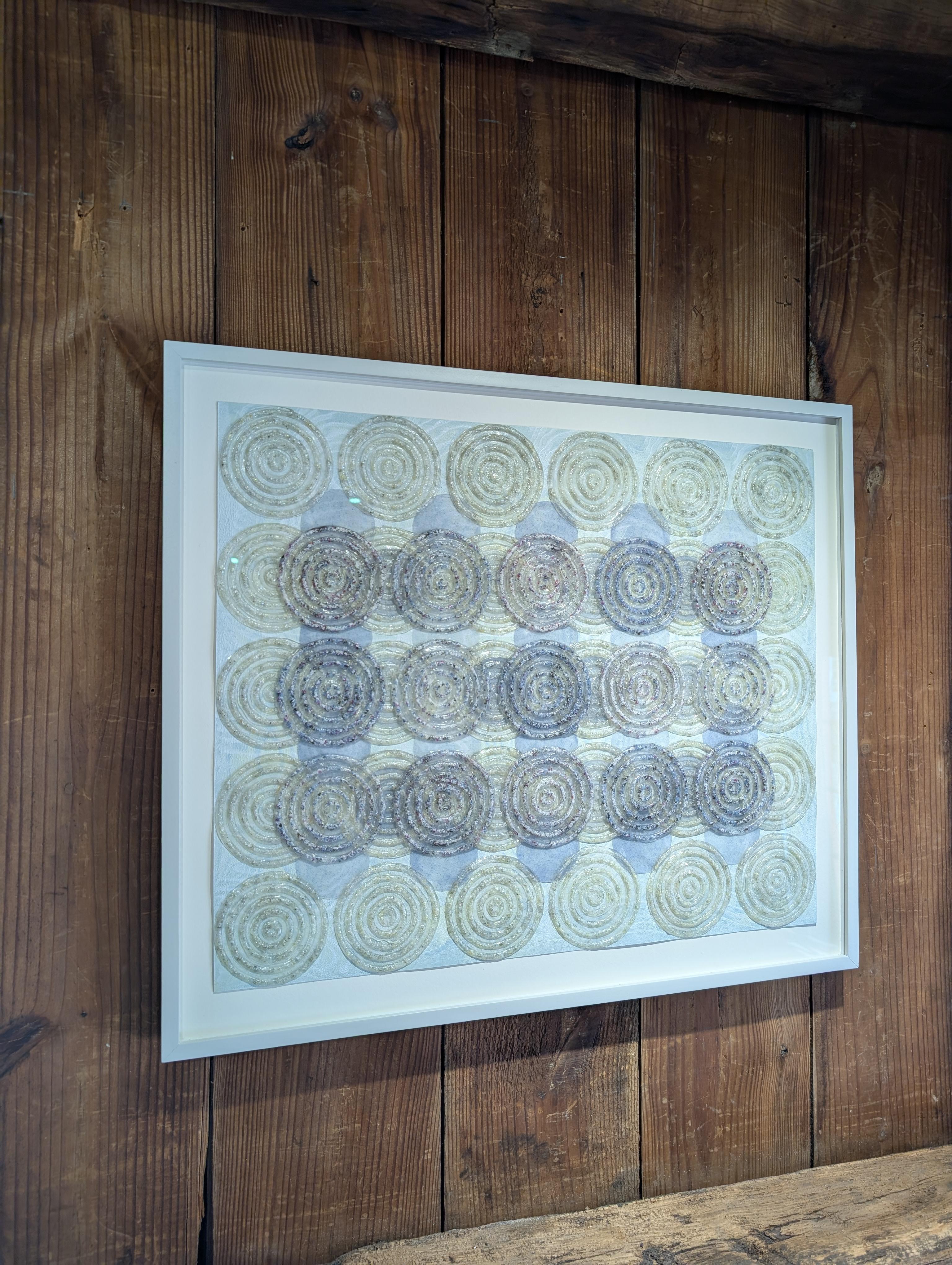 Des couches de matériaux non traditionnels ajoutent de la texture à cette œuvre abstraite sur papier d'Eleanor Whiting. La sodalite, la labradorite, la nacre, le disthène, le rubis, la roche volcanique et la howlite broyés sont collés avec du médium