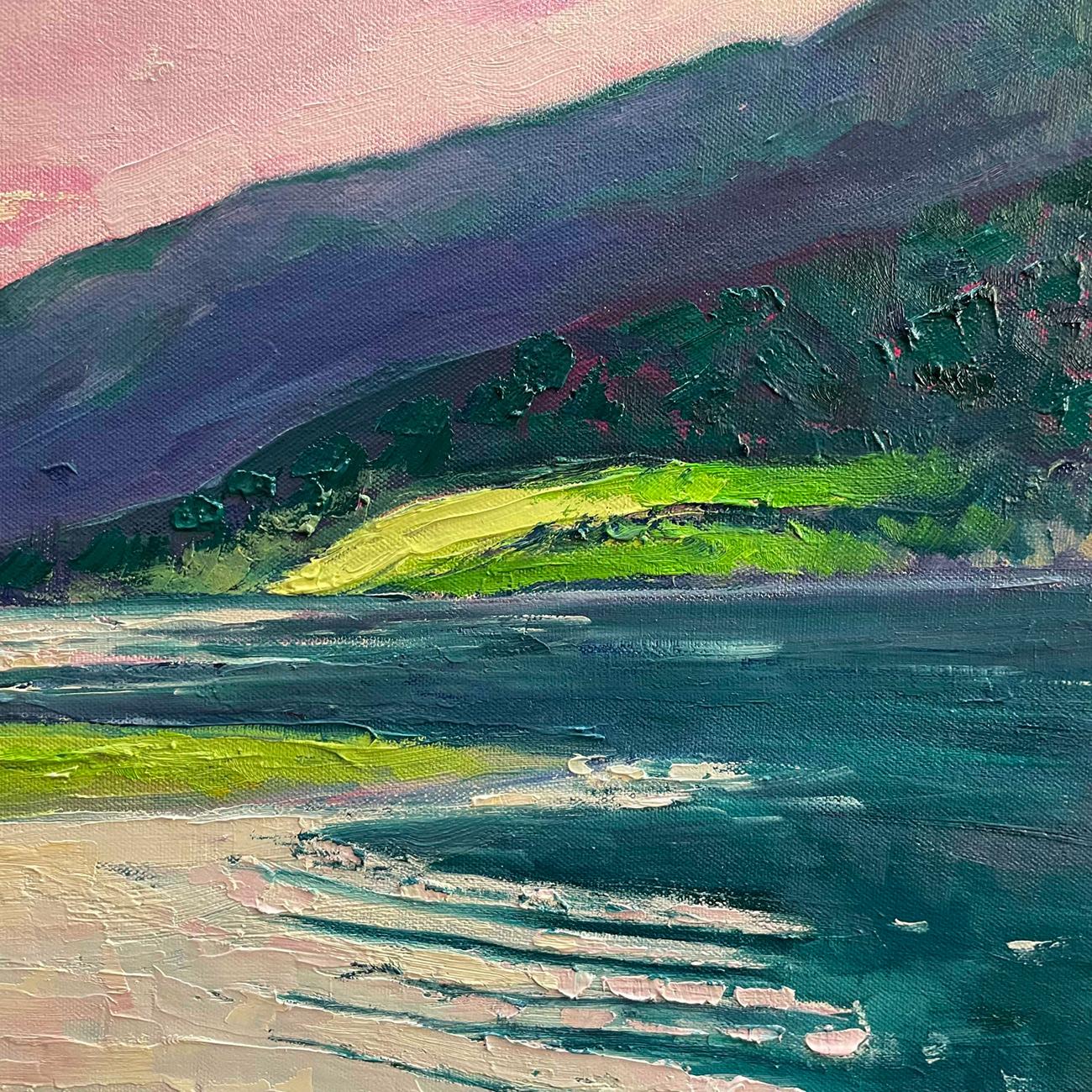 Glencoe Dusk ist ein Original-Ölgemälde von Eleanor Woolley. Das Gemälde zeigt ein Glencoe-Tal in der Abenddämmerung, wobei Loch Levan den Blick auf die dahinter liegenden Berge lenkt. Die untergehende Sonne und die dunkelrosa Wolken spiegeln sich