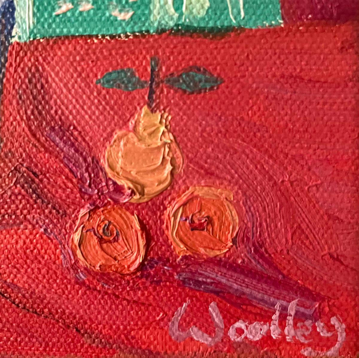 Nature morte aux oranges et aux hiboux est une peinture originale d'Eleanor Woolley. Peinte dans le studio de l'artiste dans le Gloucestershire, cette peinture miniature représente une nature morte composée d'une sélection d'objets disposés par