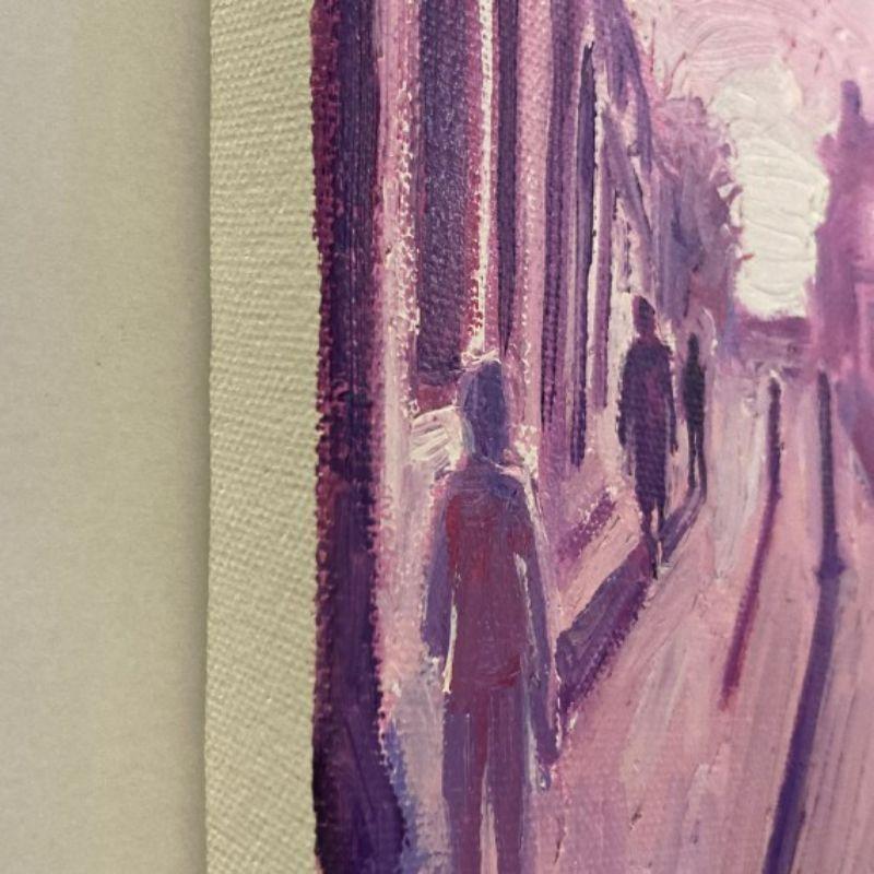 Ein Wintry Walk Home, figurative Stadtlandschaft, Gemälde im modernen Stil, strukturierte Kunst (Pink), Landscape Painting, von Eleanor Woolley