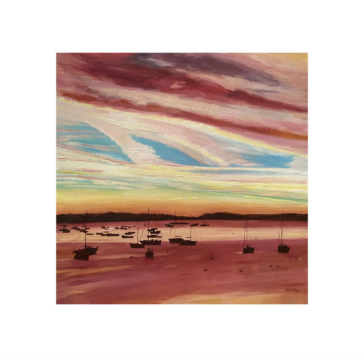 Atardecer en Falmouth es un cuadro al óleo original de Eleanor Woolley. Se inspiró en los viajes a Falmouth del verano pasado, mirando a través del estuario los barcos y la dramática puesta de sol. La tierra en la distancia se intercala entre capas