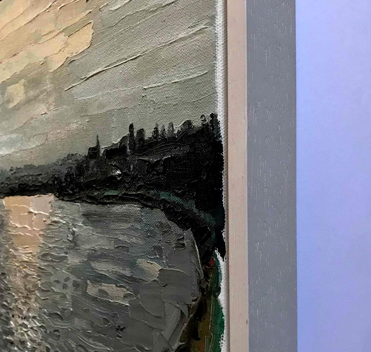 Newnham on Severn es un cuadro original de Eleanor Woolley. Pintado Plein Air, este cuadro representa Newnham desde las orillas del río Severn, en Broadoak. El día es invernal pero soleado, una ligera bruma hace que los tonos grises parezcan más