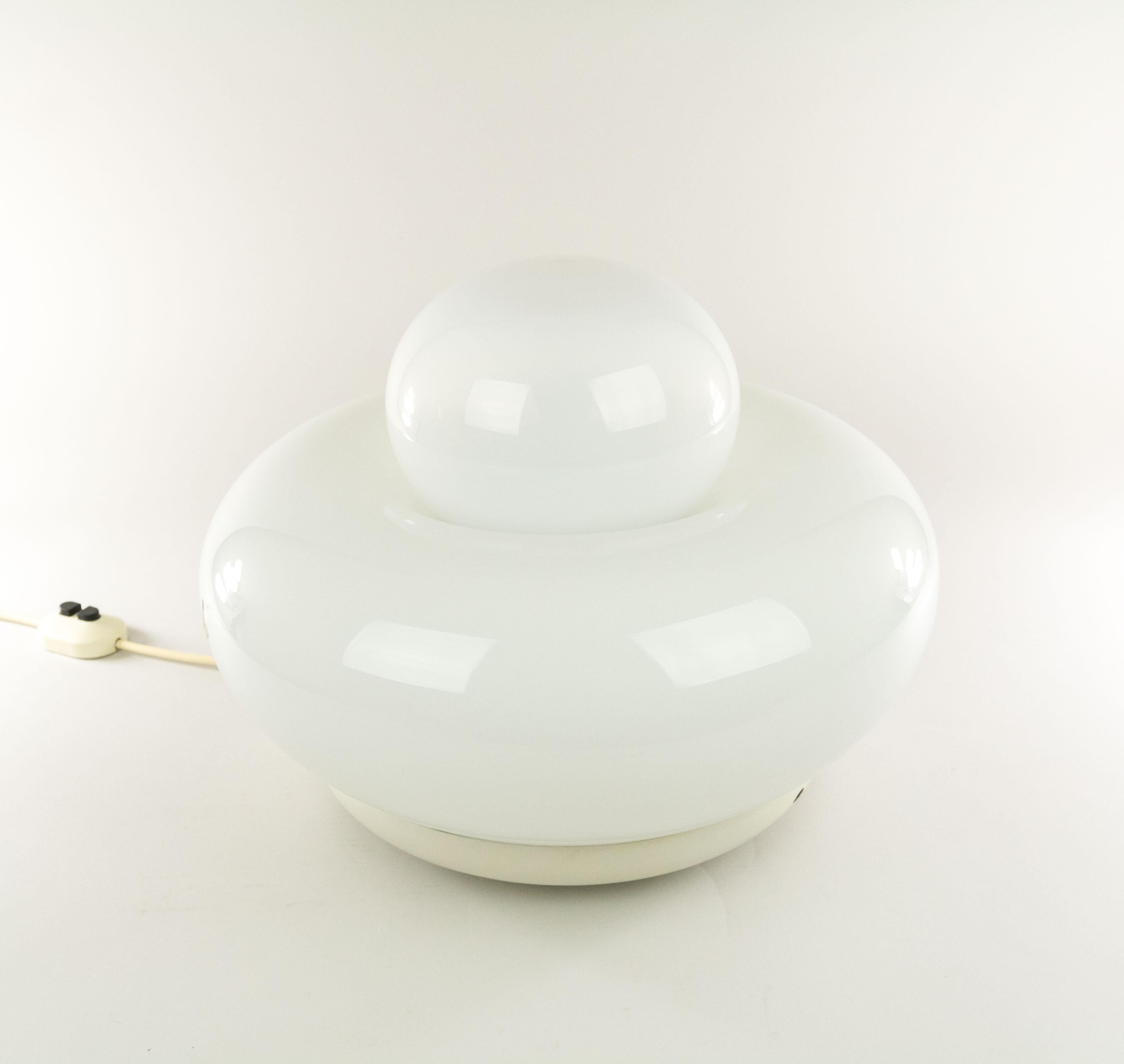 Extraordinaire lampe de table ou lampadaire Electra conçue par Giuliana Gramigna pour le fabricant italien de luminaires et de meubles Artemide en 1968. La lampe peut également être utilisée comme plafonnier.

Elle est dotée d'une base en métal