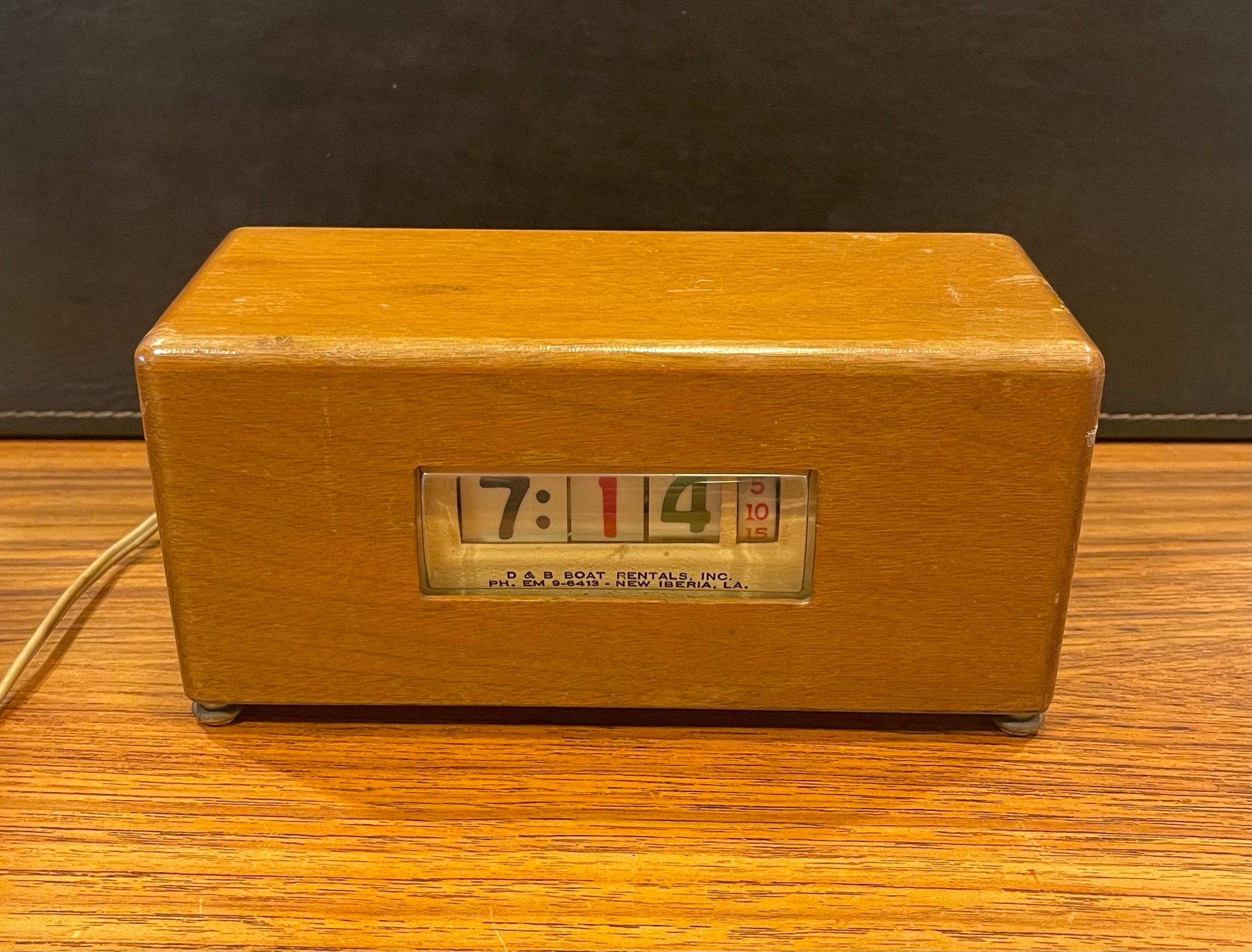 Belle horloge électrique Art Déco publicitaire en bois, circa 1940s. L'horloge a été utilisée pour faire la publicité de 