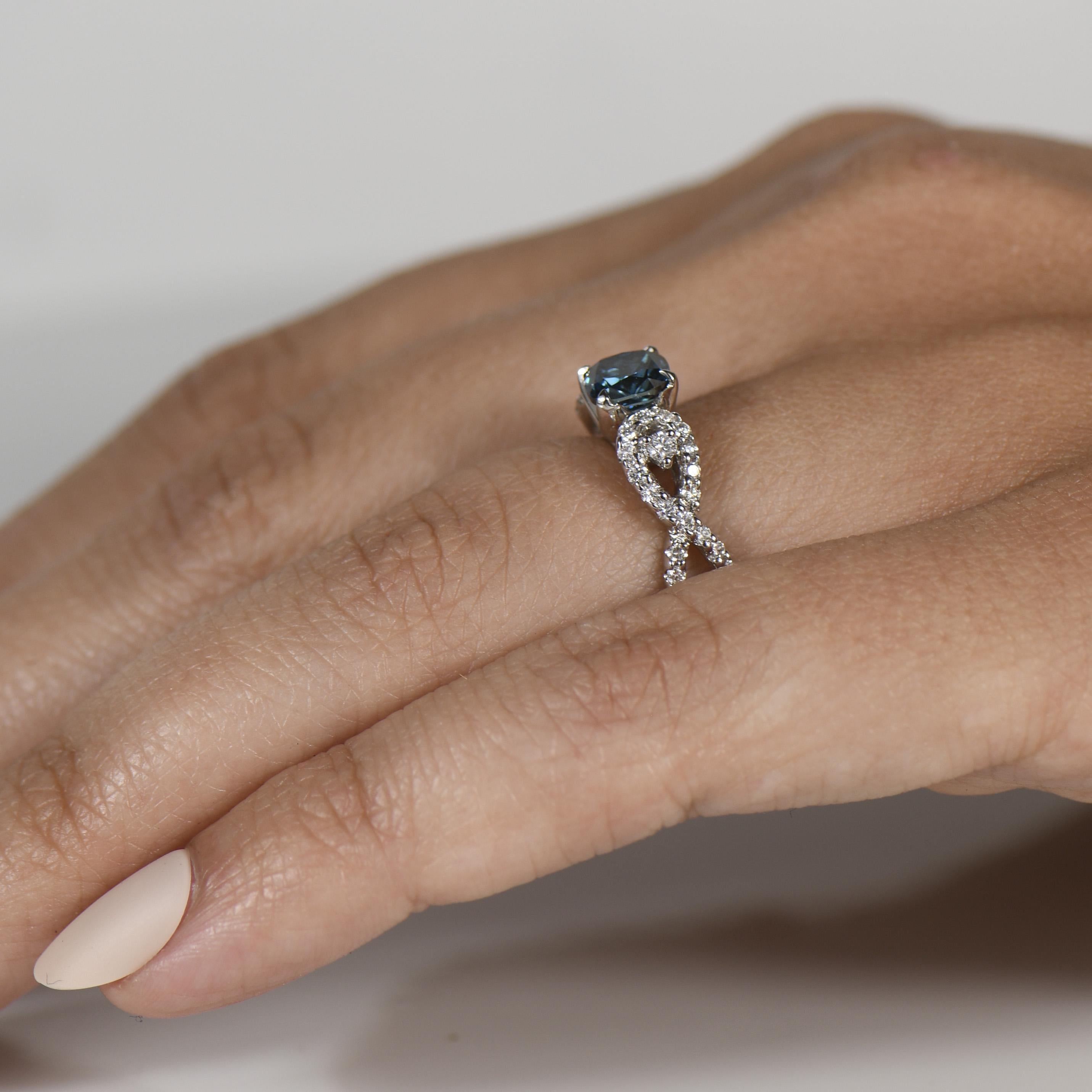 Verlobungsring Electric Blue 1,04 Karat Diamant im Kissenschliff in Diamant Infinity 4