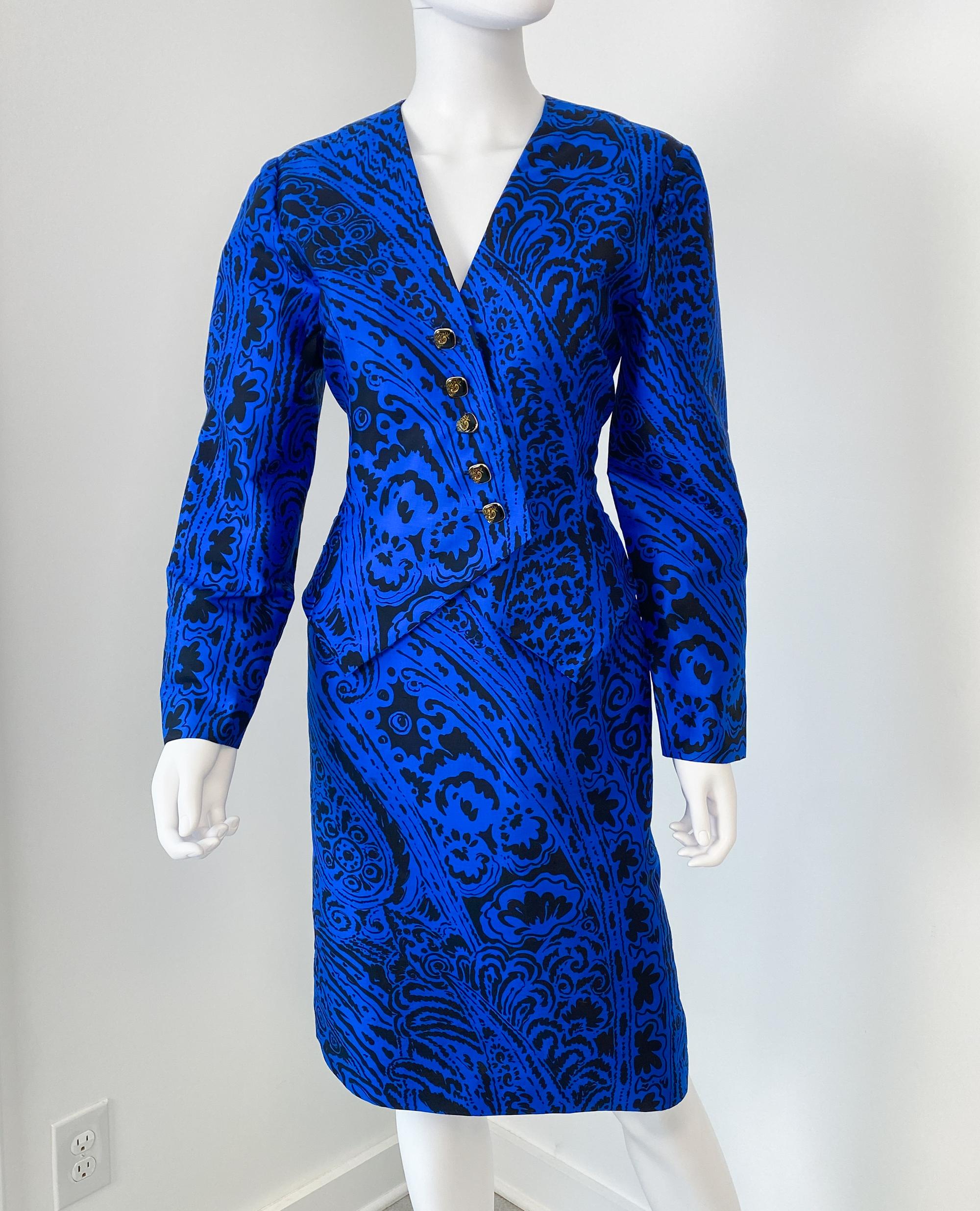 Vintage 1980 French Silk Cocktail Skirt Suit in Electric Blue and Black (tailleur jupe de cocktail en soie française bleu électrique et noir)
Audacieuse, sculpturale et impeccablement taillée, cette jupe de cocktail vintage des années 1980 est une