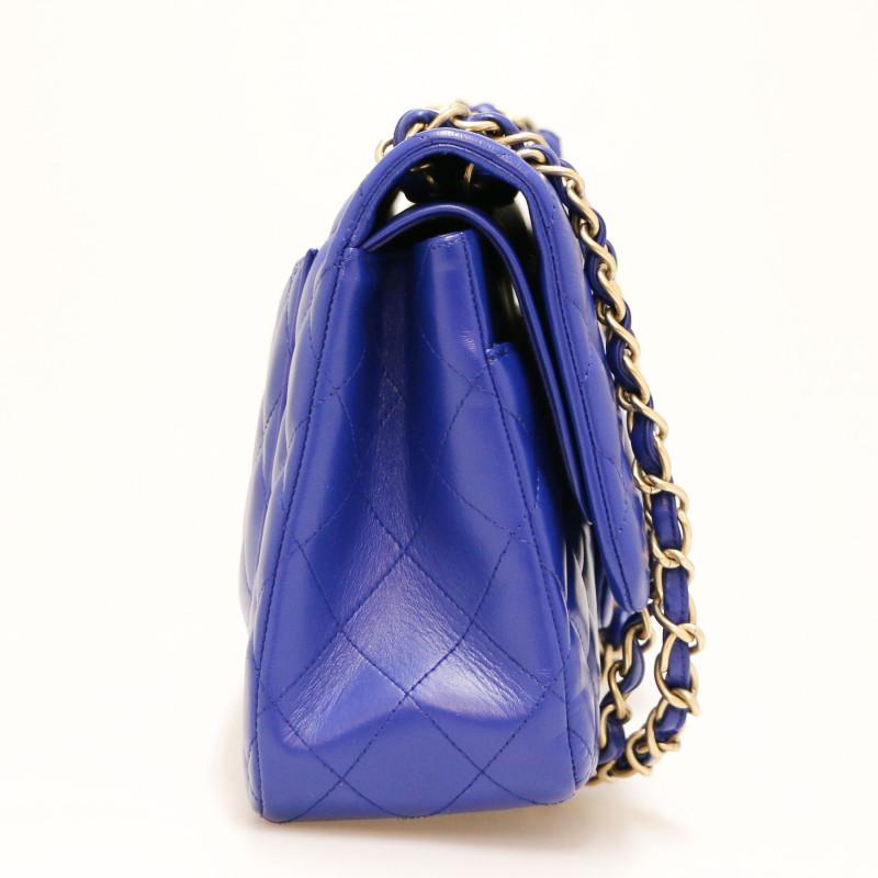 Meravigliosa Chanel Timeless in blu elettrico!

Condizioni: molto buone
Prodotto in Francia
Collection'S : Timeless Jumbo
Materiale: pelle di agnello trapuntata
Interni: pelle liscia blu
Colore: blu elettrico 
Dimensioni: 30 x 20 x 10 cm
Tracolla: