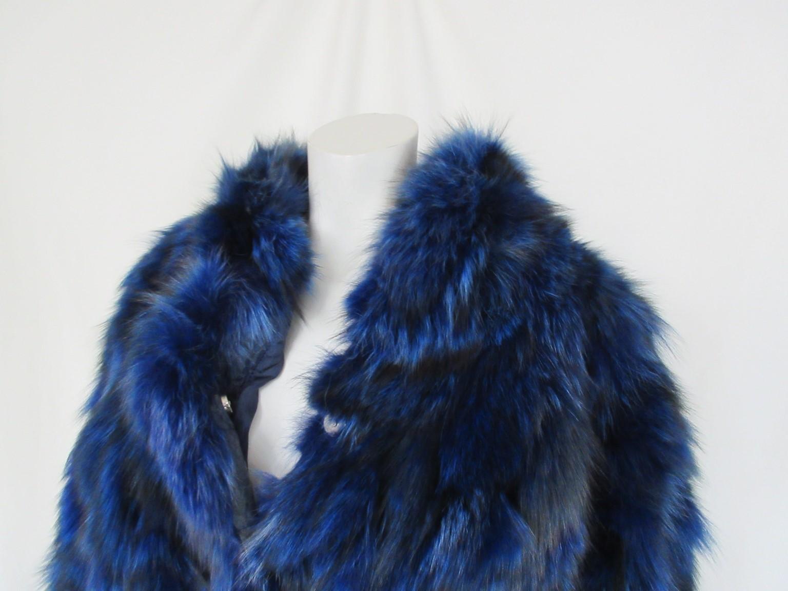 Beautiful vintage blue dyed fox fur jacket, 

We offer more exclusive fur items, view our frontstore

Details:
blue dyed fox fur
2 pockets and 3 press buttons.
Wide sleeves
Can be worn by men or women and smaller person
Vintage condition
Belt is not