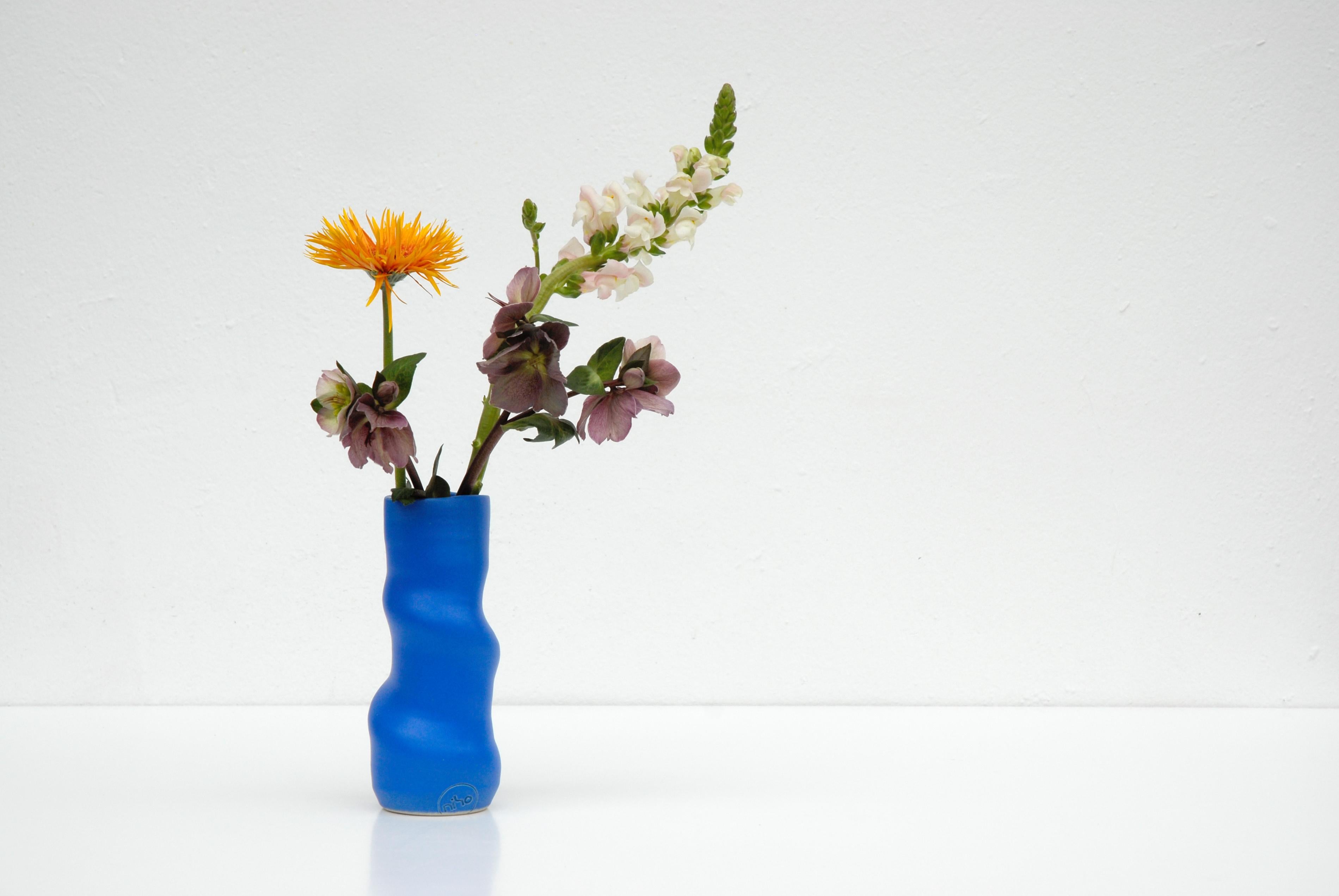 Diese Vase wurde in Barcelona von niho Ceramics handgefertigt. niho ist Nicole Hofmann, eine Keramikerin, die ihre Stücke in ihrem Studio in Sant Pere de Ribes, südlich von Barcelona, Spanien, auf der Scheibe dreht. Sie verwendet weißen