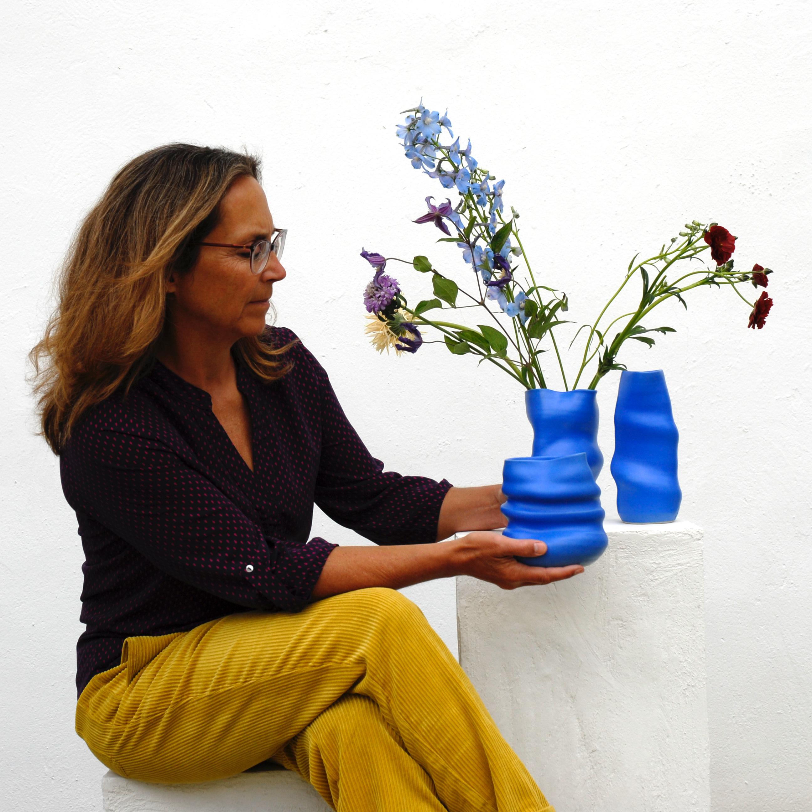 Helix-Vase in Electric Blue, handgefertigt in Barcelona von niho Ceramics (Organische Moderne) im Angebot