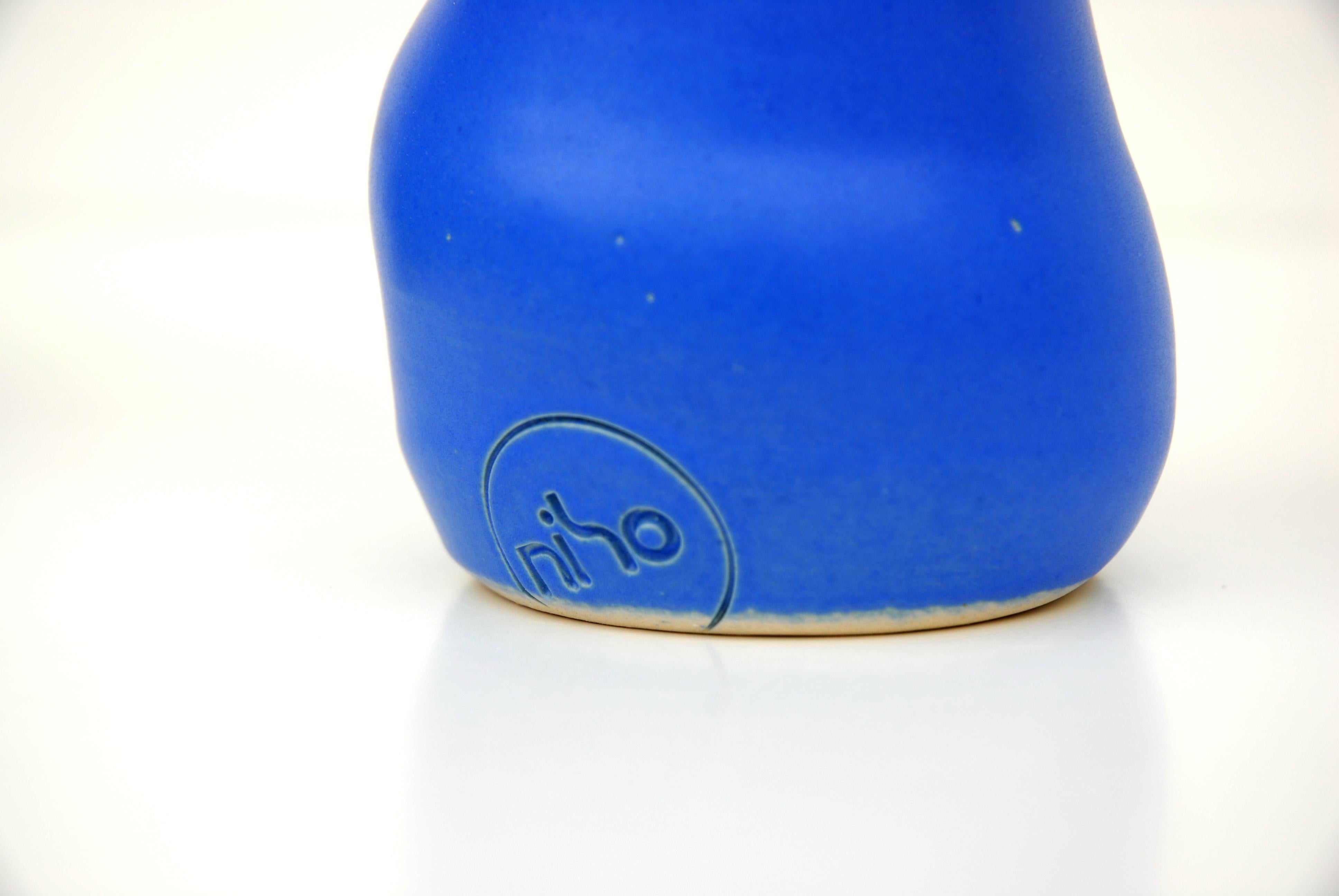 Helix-Vase in Electric Blue, handgefertigt in Barcelona von niho Ceramics (Spanisch) im Angebot