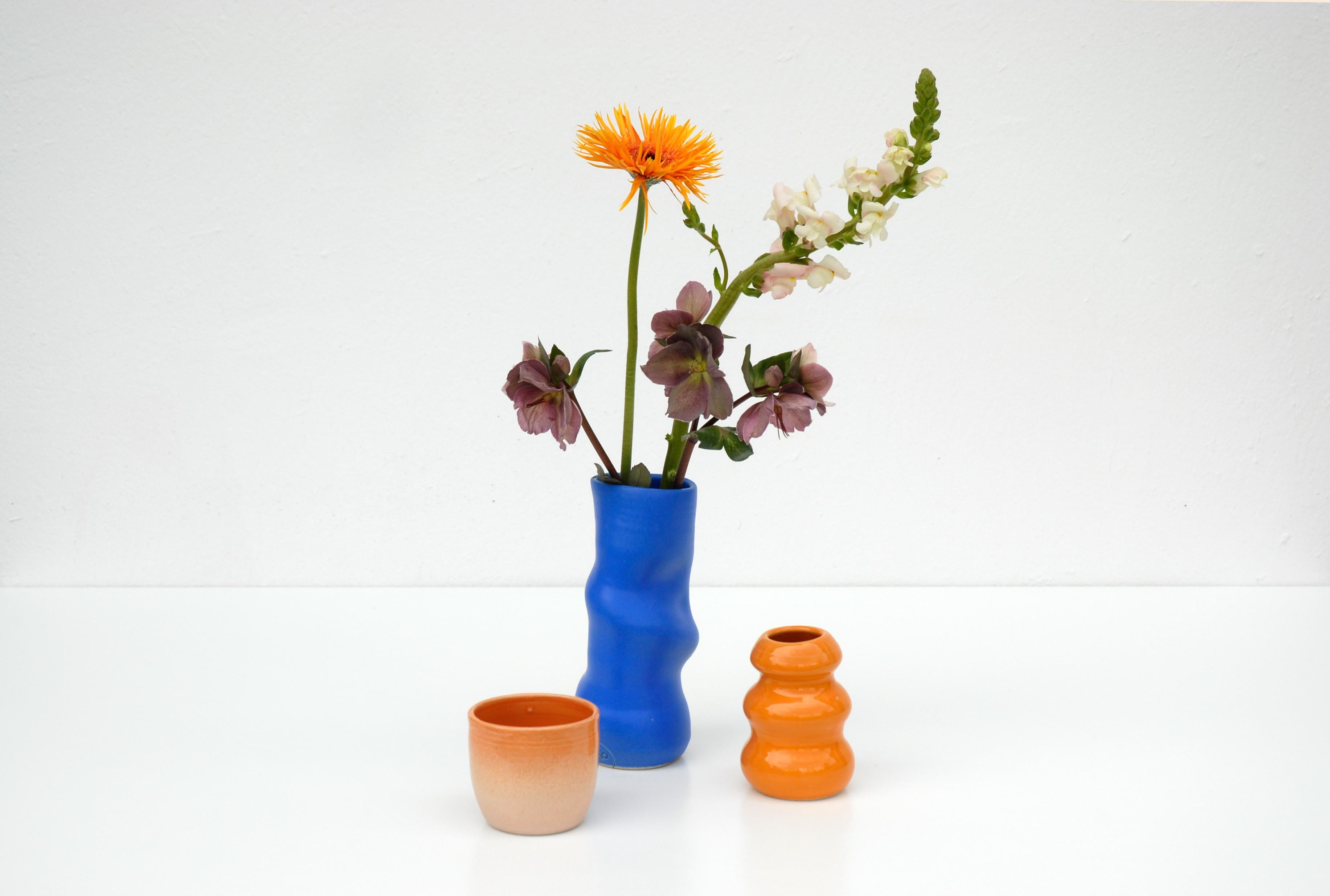Helix-Vase in Electric Blue, handgefertigt in Barcelona von niho Ceramics (Gebrannt) im Angebot