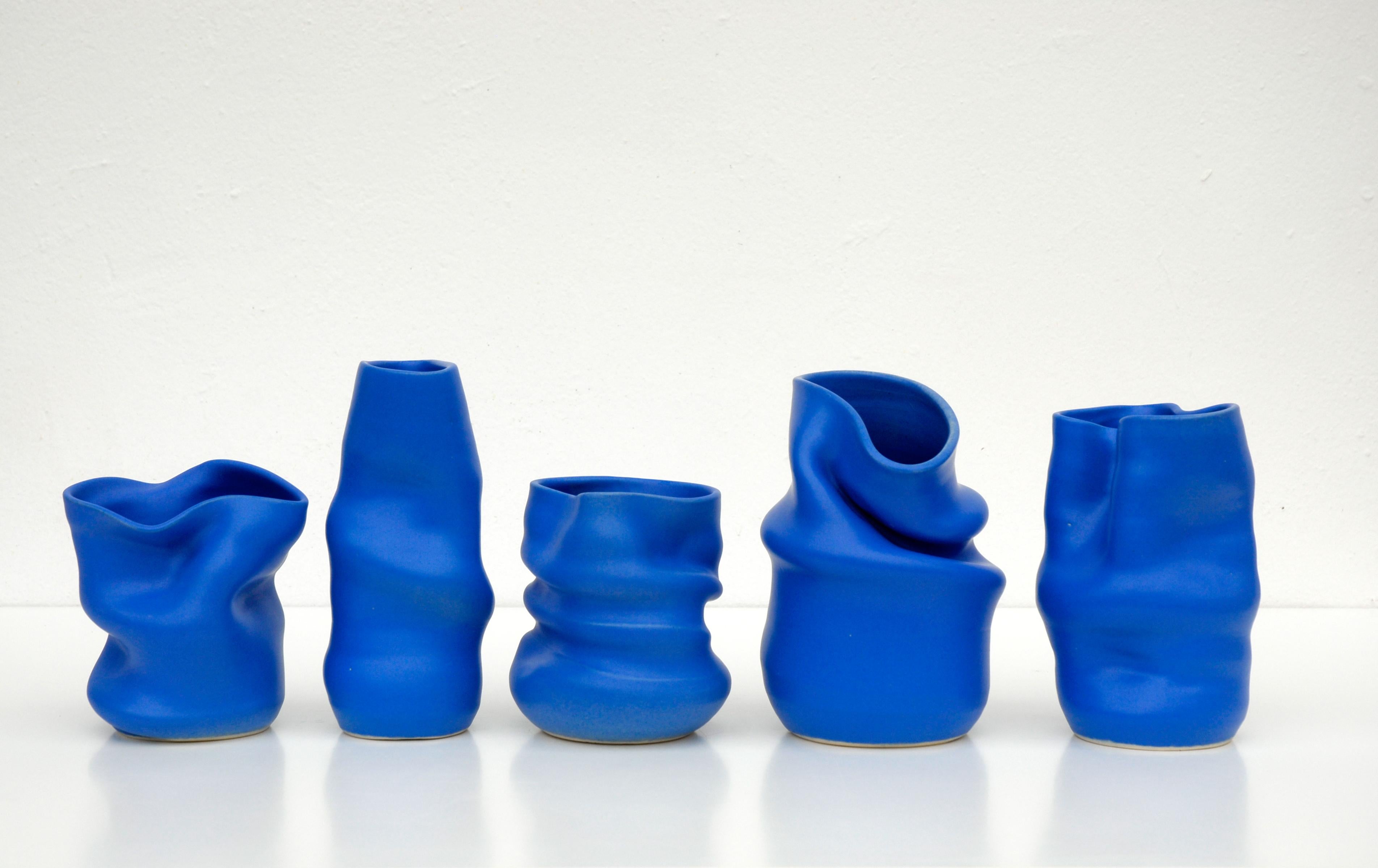 Helix-Vase in Electric Blue, handgefertigt in Barcelona von niho Ceramics im Zustand „Neu“ im Angebot in SANT PERE DE RIBES, ES