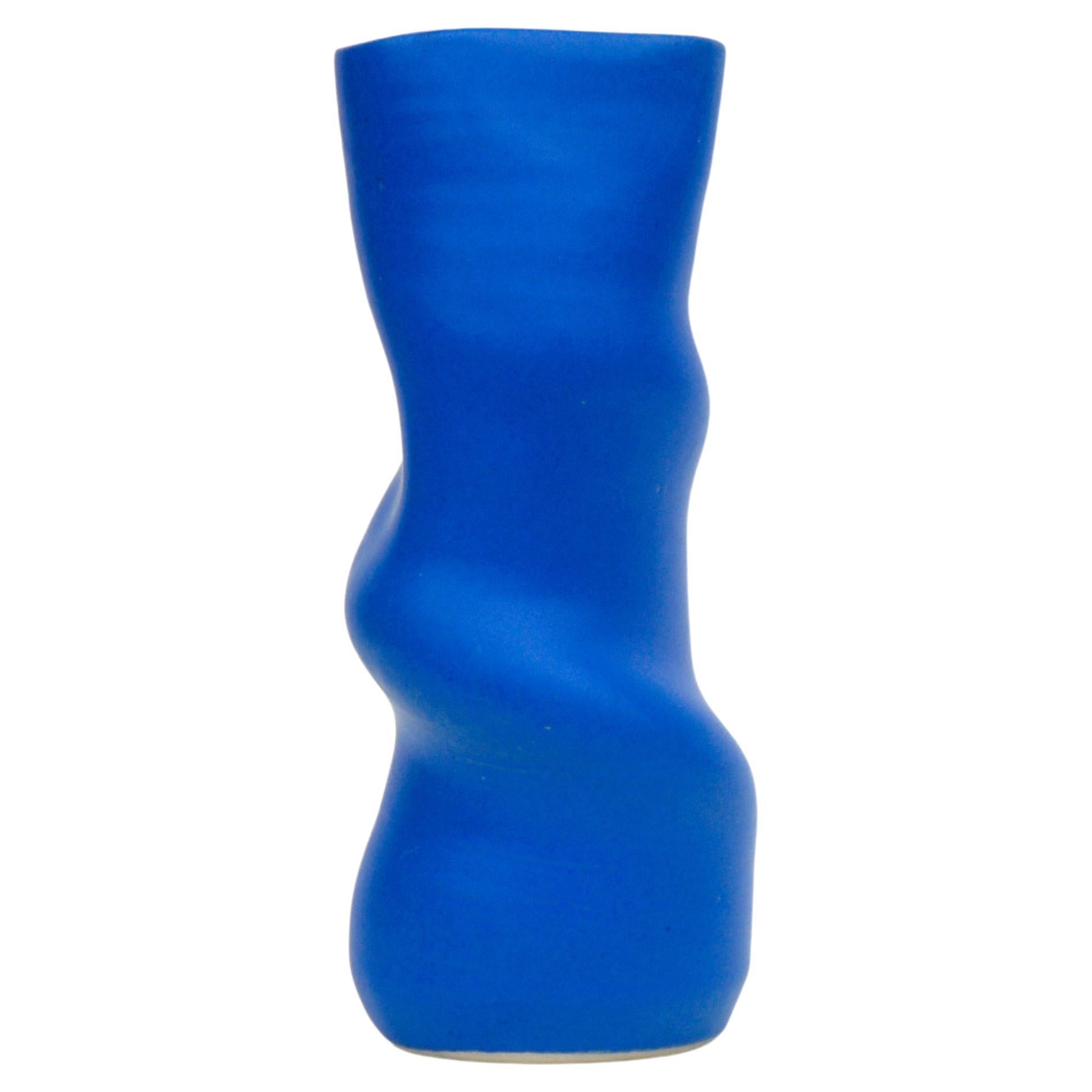 Helix-Vase in Electric Blue, handgefertigt in Barcelona von niho Ceramics im Angebot