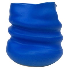 Vase Helix bleu électrique fabriqué à la main à Barcelone par niho Ceramics