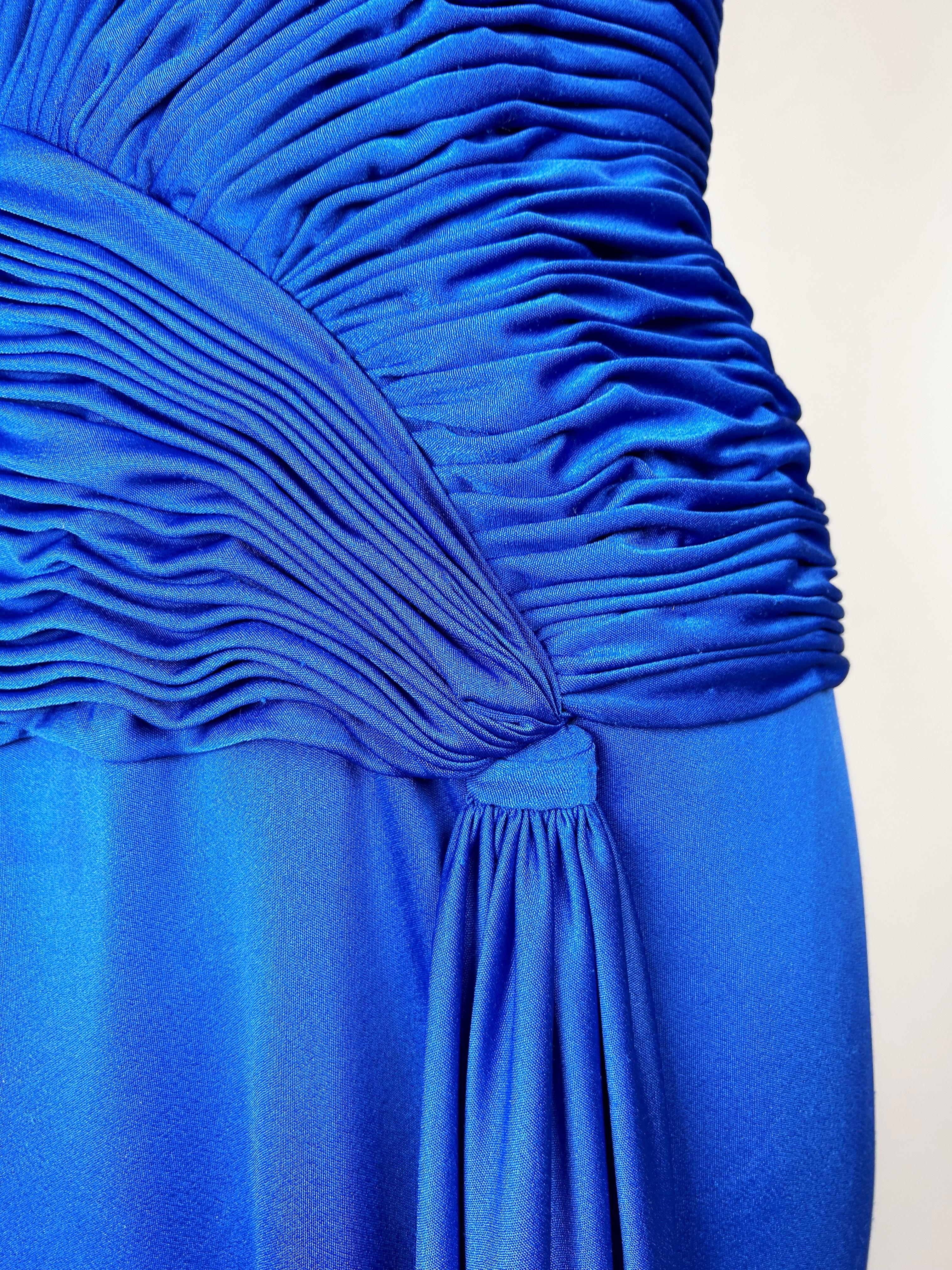 Elektrisch blaues Abendkleid aus Lycra-Jersey von Loris Azzaro Couture CIRCA 1980 im Angebot 9