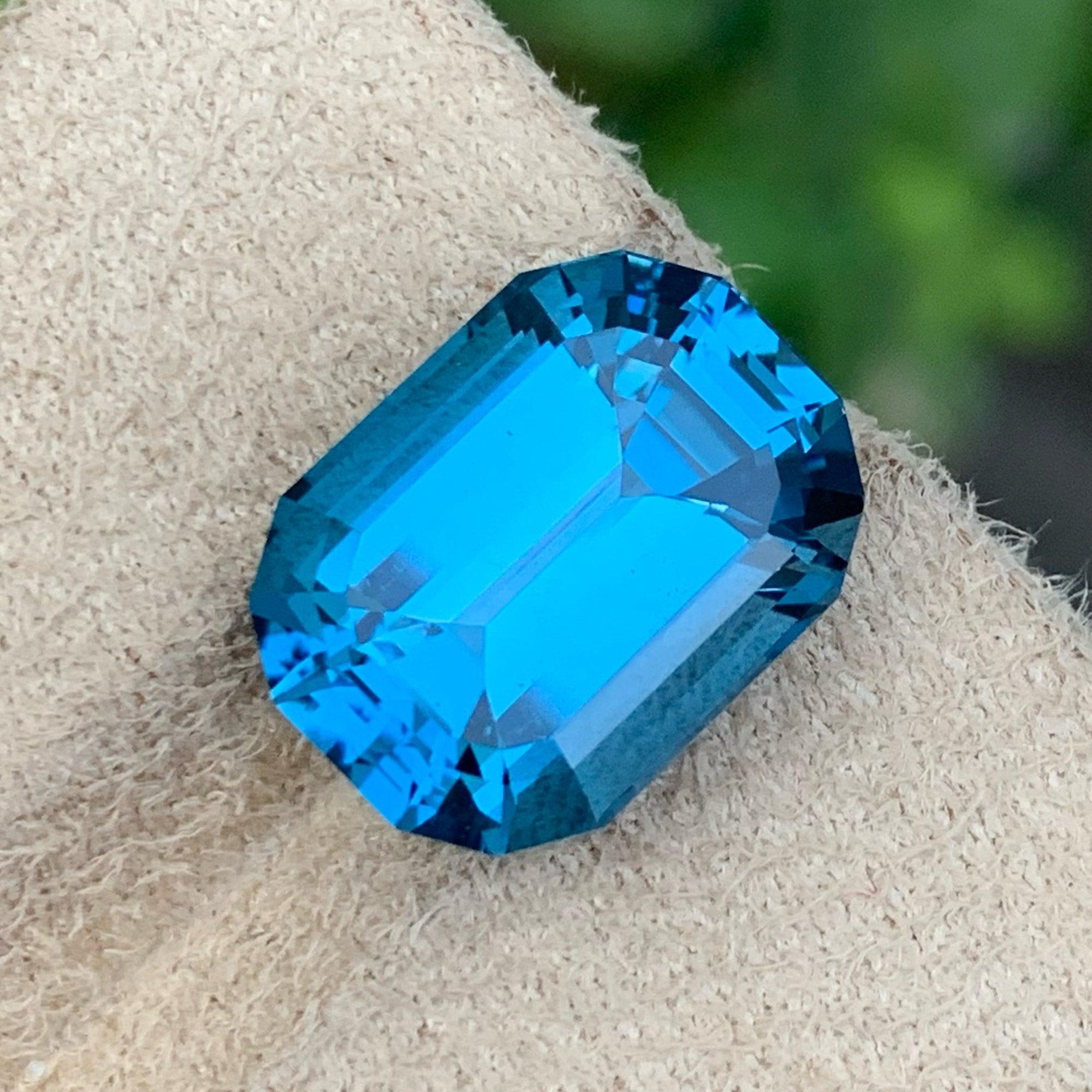 Moderne Topaze bleue non sertie de 15,50 carats, pierre précieuse pour collier Electric London en vente
