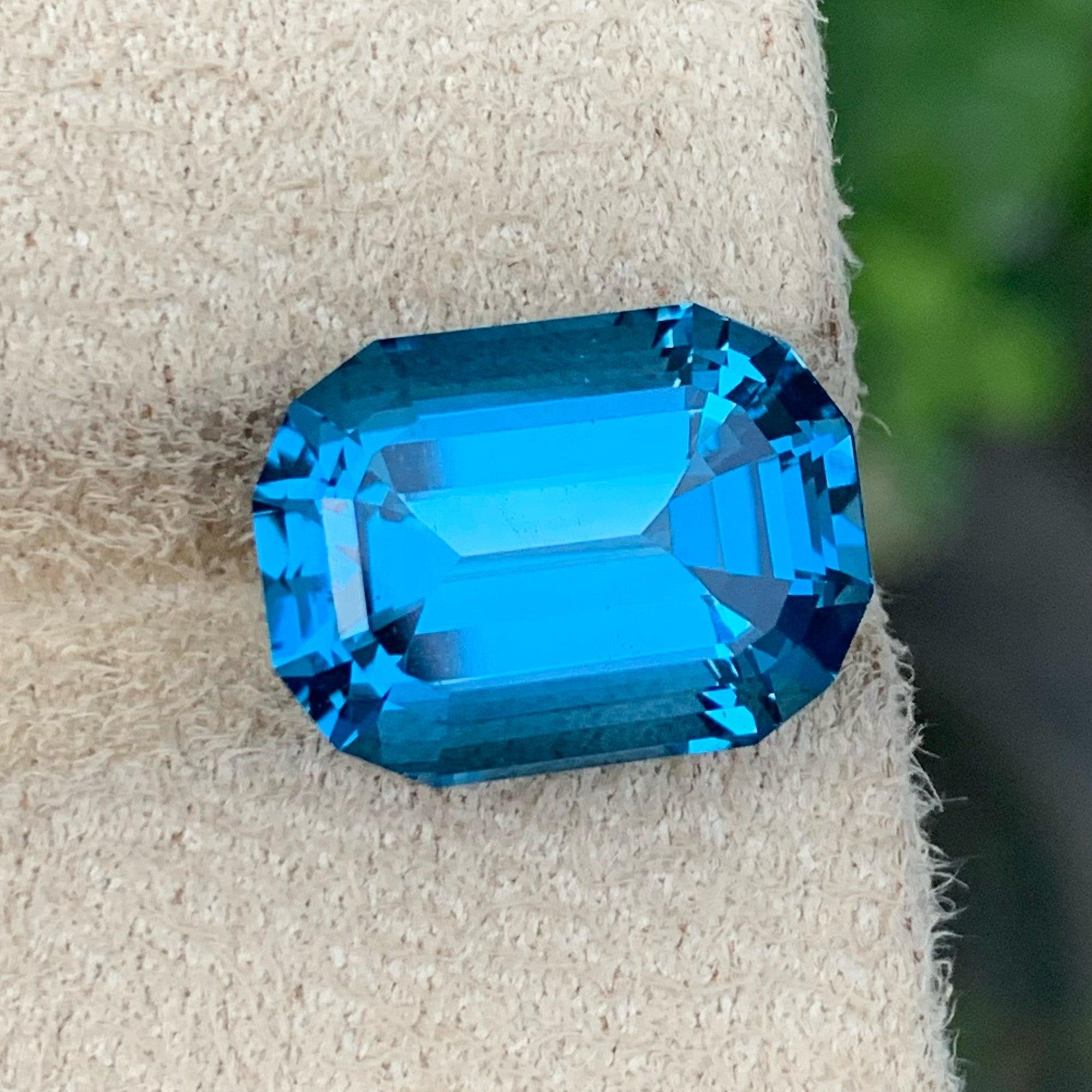 Taille brillant Topaze bleue non sertie de 15,50 carats, pierre précieuse pour collier Electric London en vente