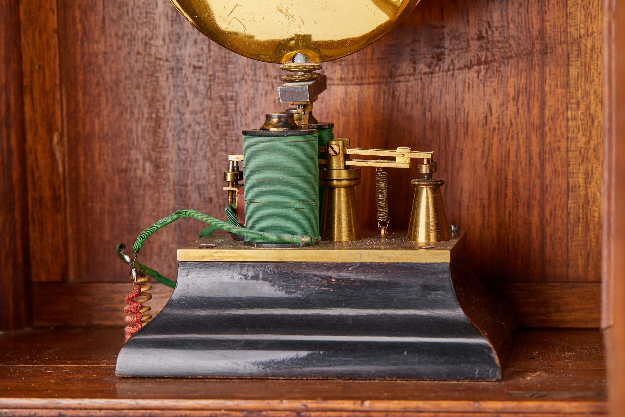 Horloge de cheminée électrique en chêne par Matthias Hipp Bon état - En vente à HAARLEM, NL