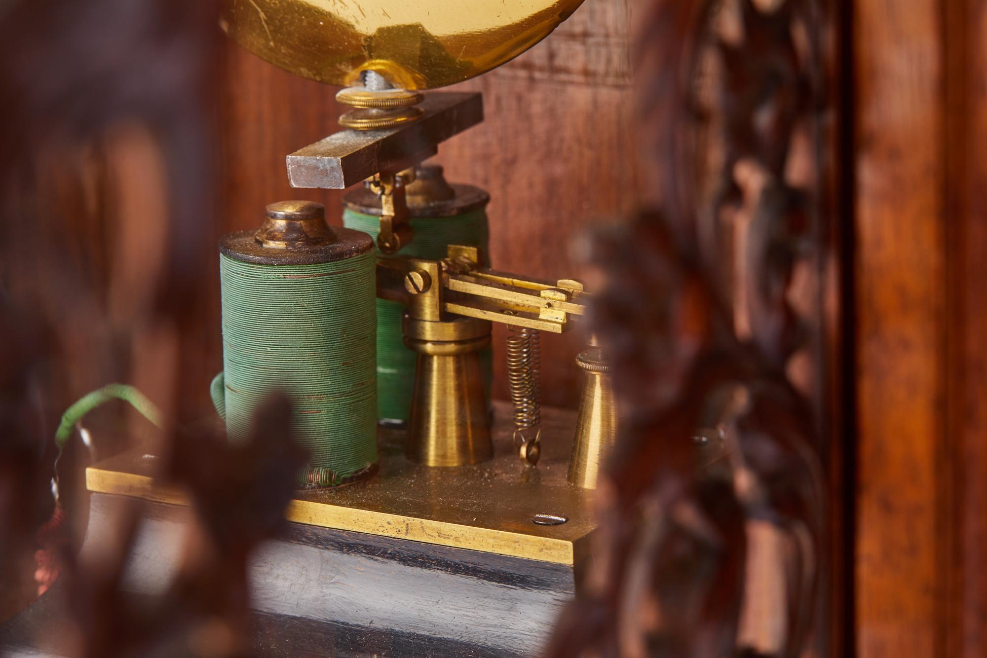 XIXe siècle Horloge de cheminée électrique en chêne par Matthias Hipp en vente