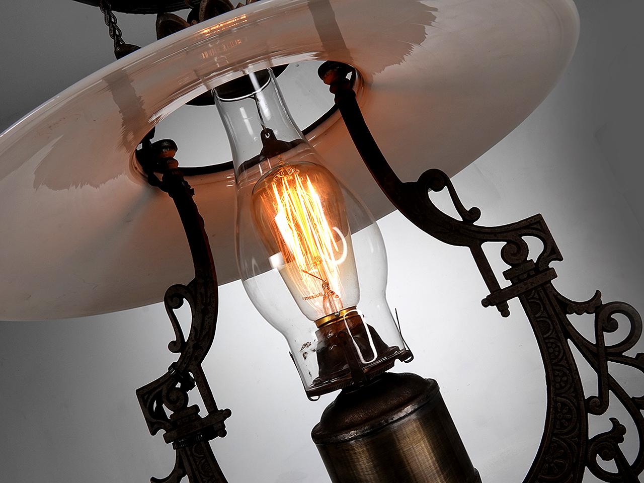 La Nonna Chic è ora in atto e la prossima potrebbe essere la Grande Nonna Chic. Queste lampade a olio firmate 1870 si sentono molto a loro agio con i motivi a più strati, ma funzionano anche come un sorprendente punto di contrasto in una stanza