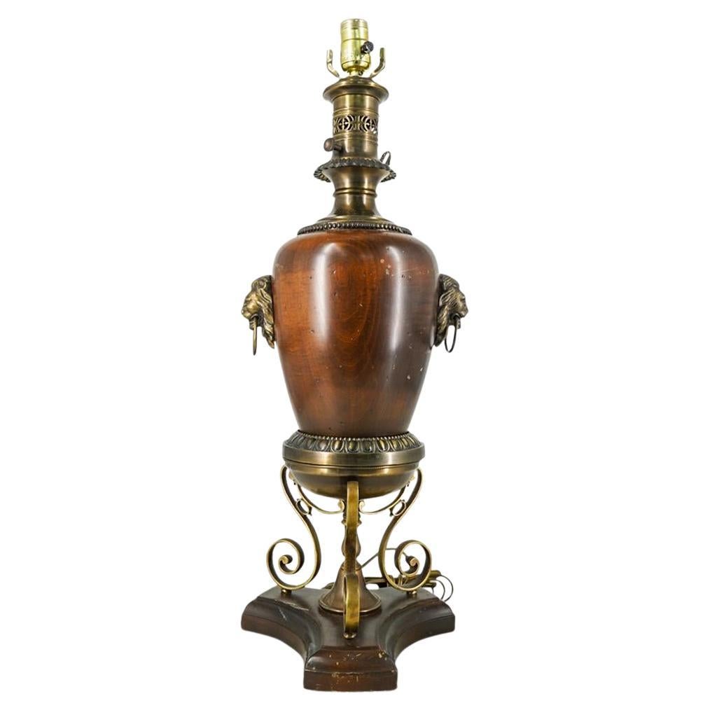 Lampe Kerosene ancienne en bois et laiton électrifiée de provenance remarquable